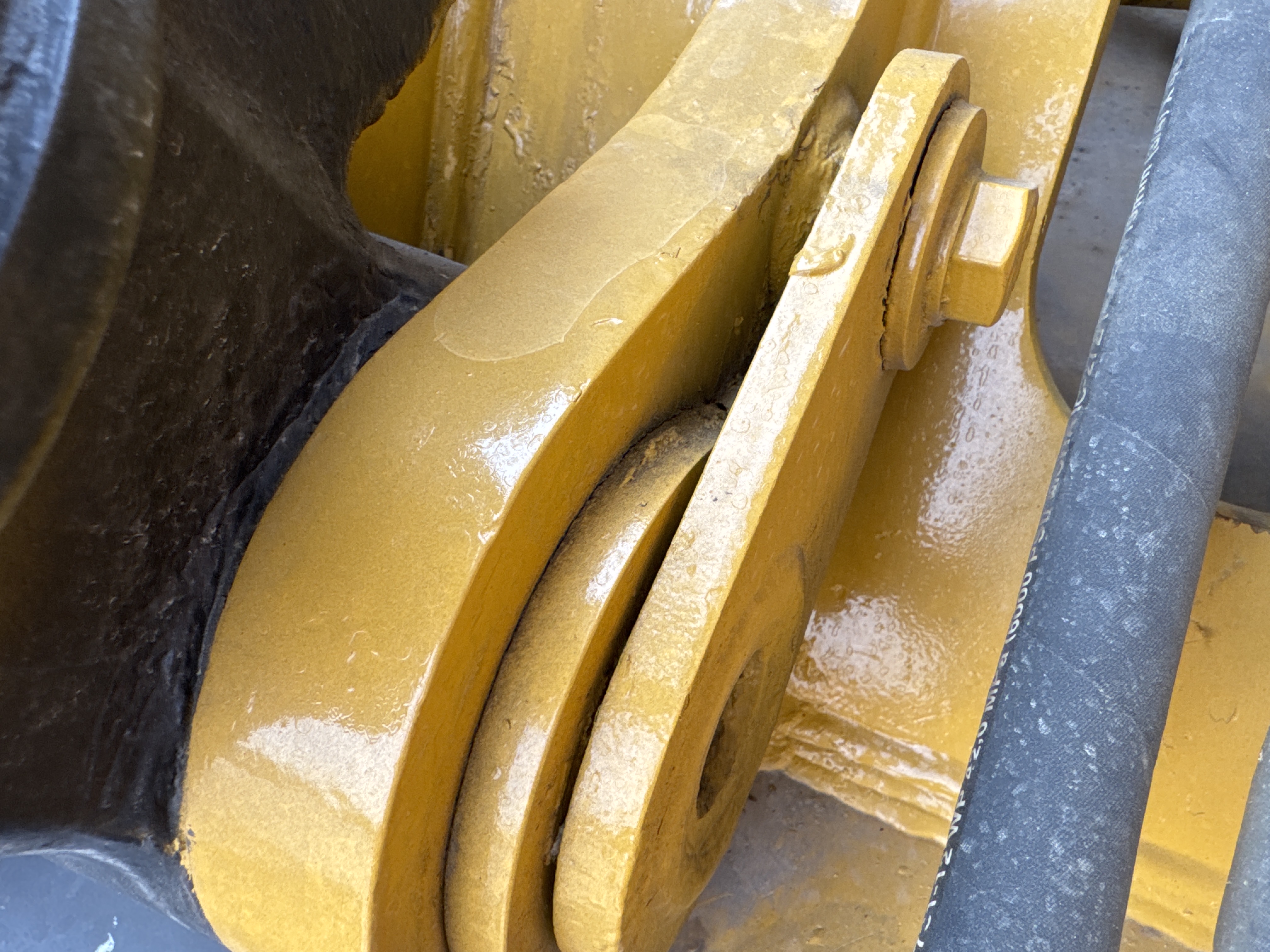 MDX-013-Cat-323D3-Medium-excavators-inspection-Chassis-Boom-base-pin-and-bushings-2