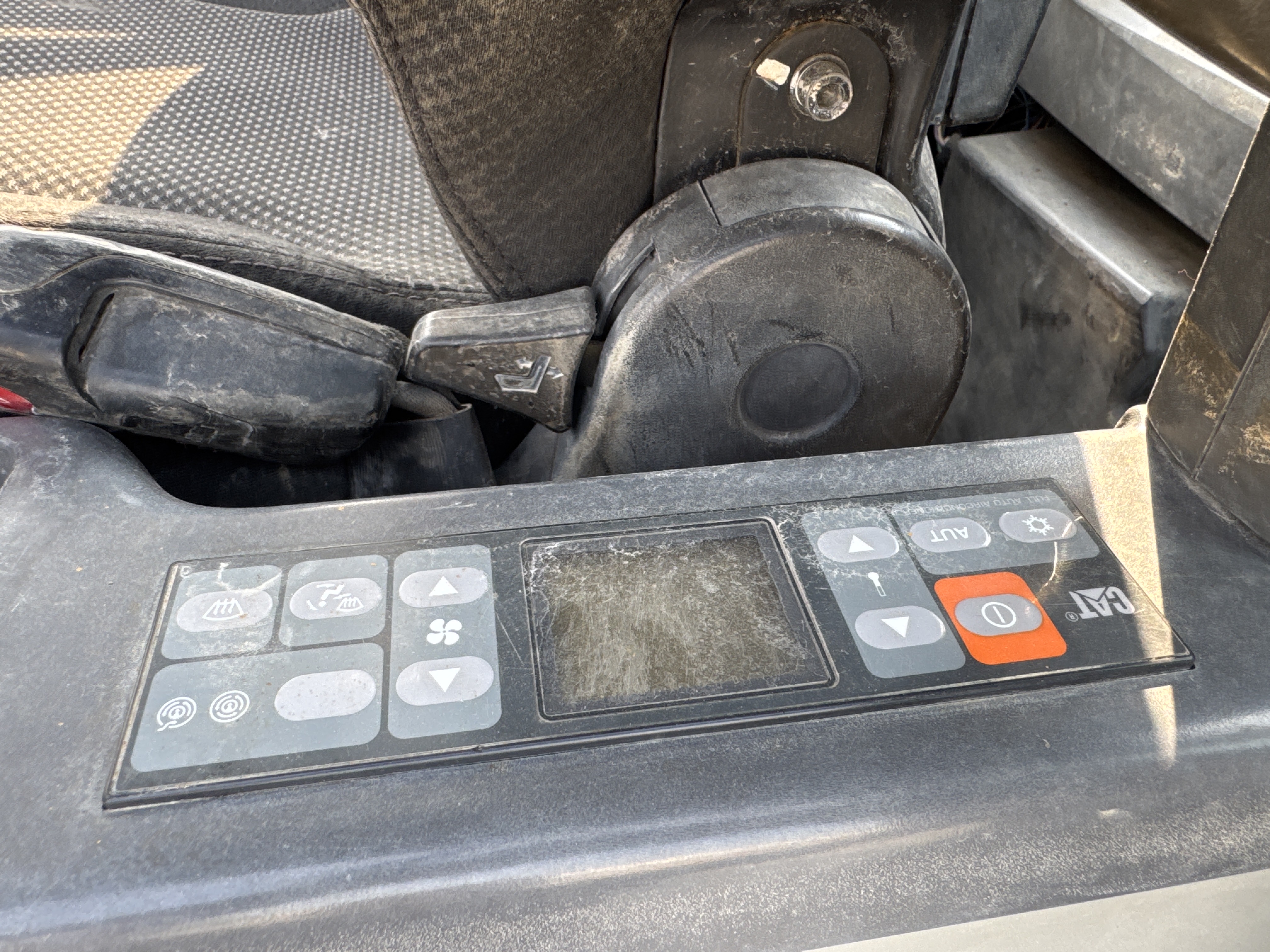 MDX-013-Cat-323D3-Medium-excavators-inspection-Air-conditioning-A/C-control-panel-2