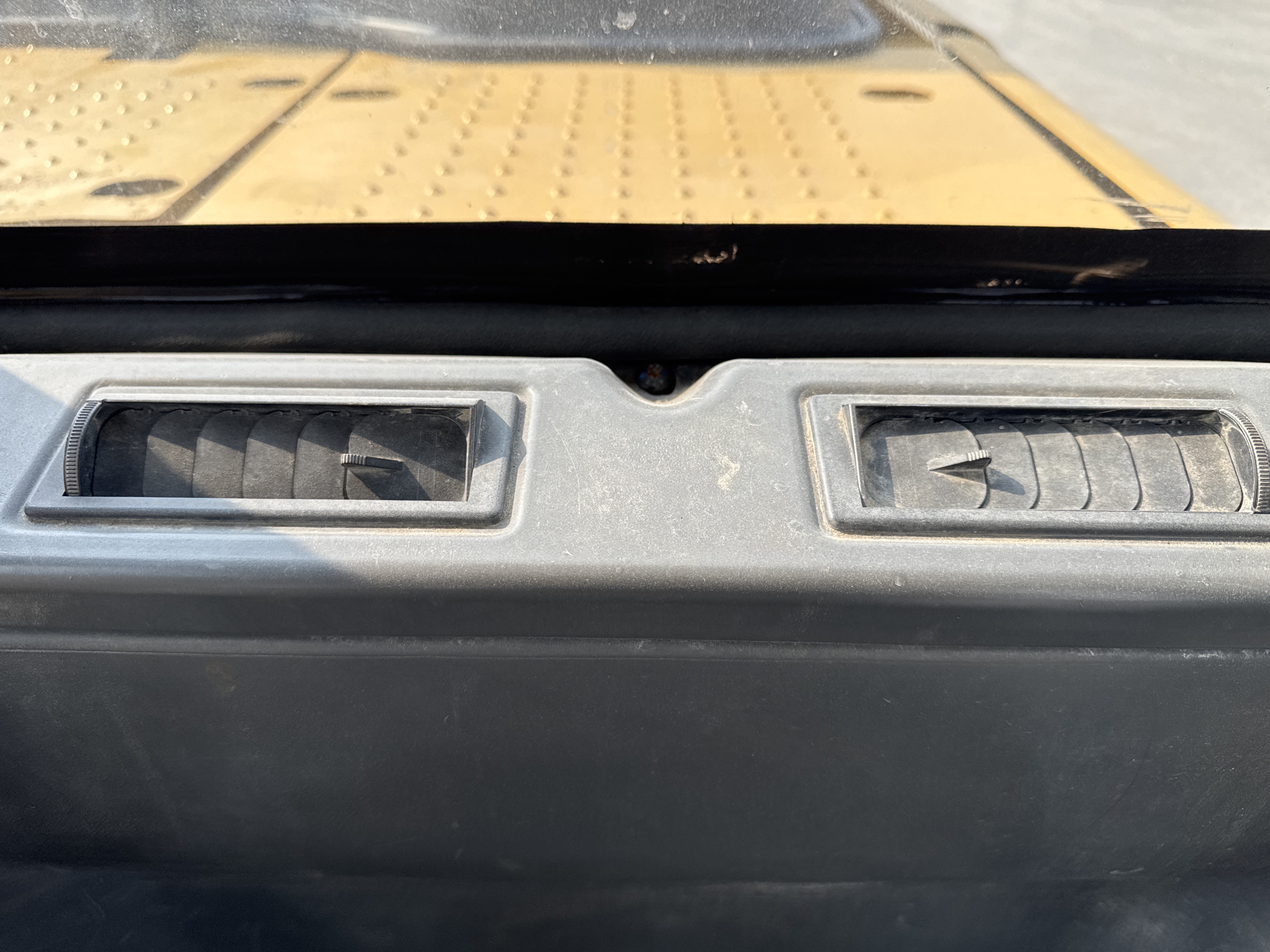 MDX-013-Cat-323D3-Medium-excavators-inspection-Air-conditioning-Vents-and-air-flow-2
