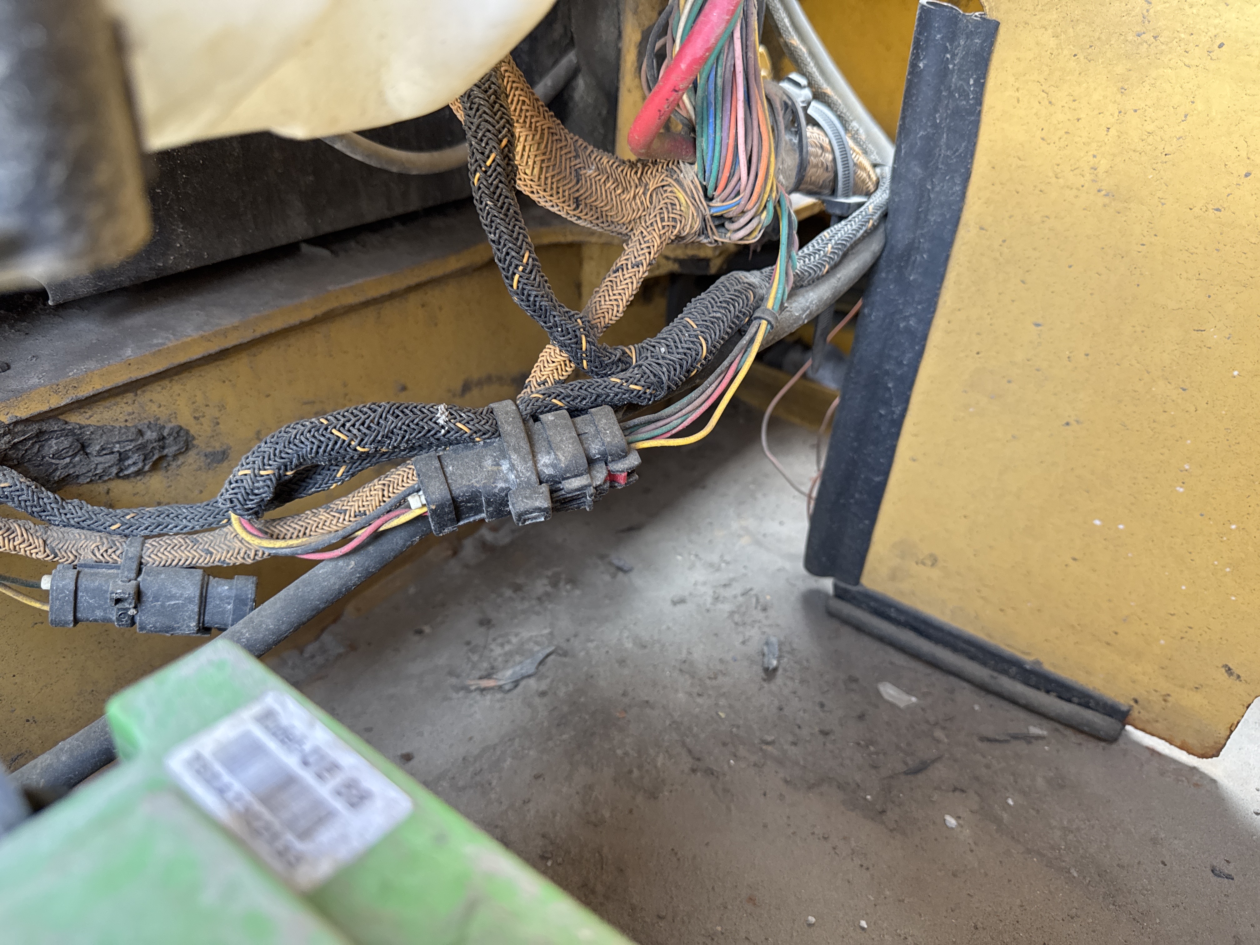 MDX-013-Cat-323D3-Medium-excavators-inspection-Electronics-Main-harness-2