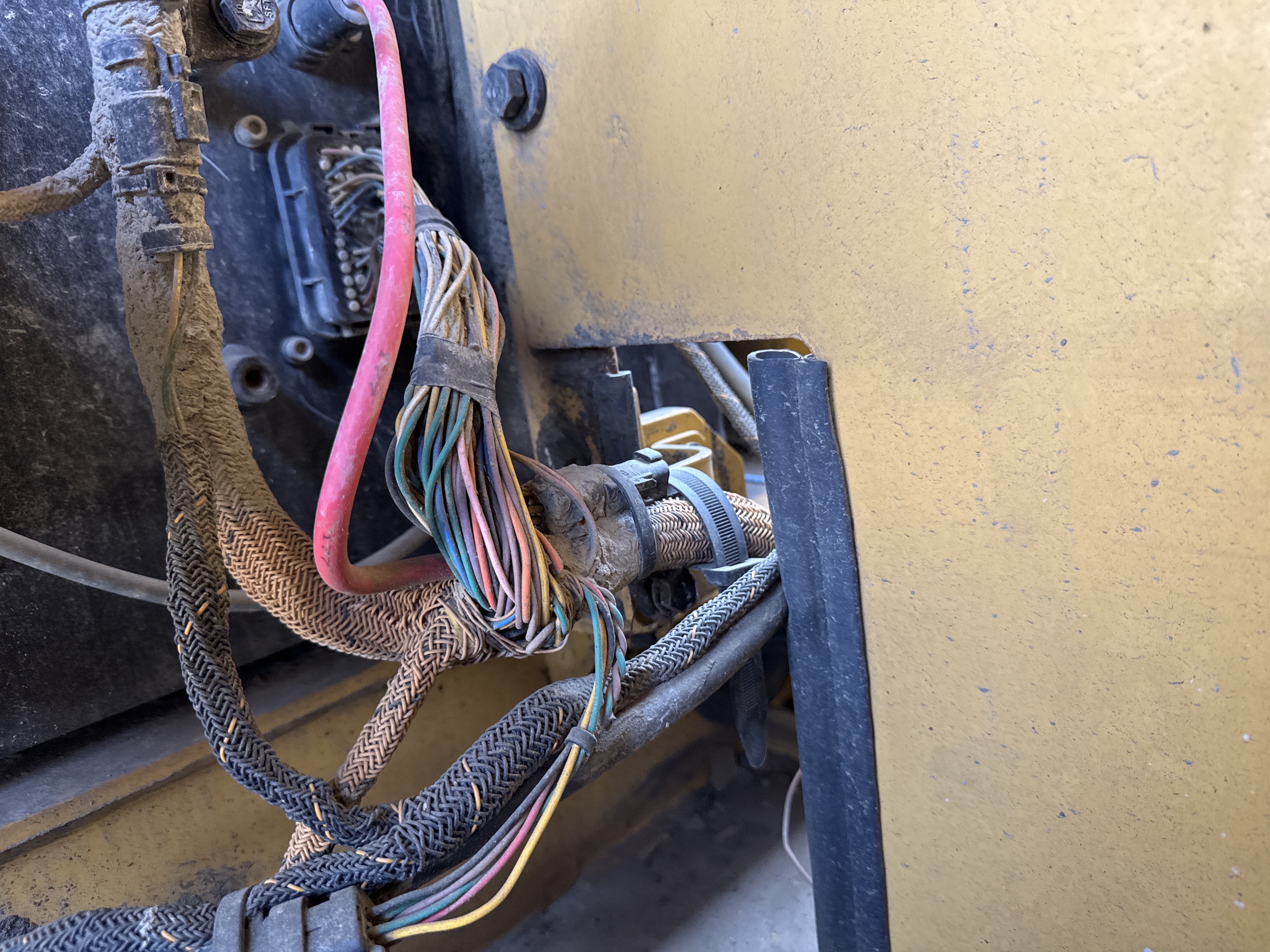 MDX-013-Cat-323D3-Medium-excavators-inspection-Electronics-Main-harness-2