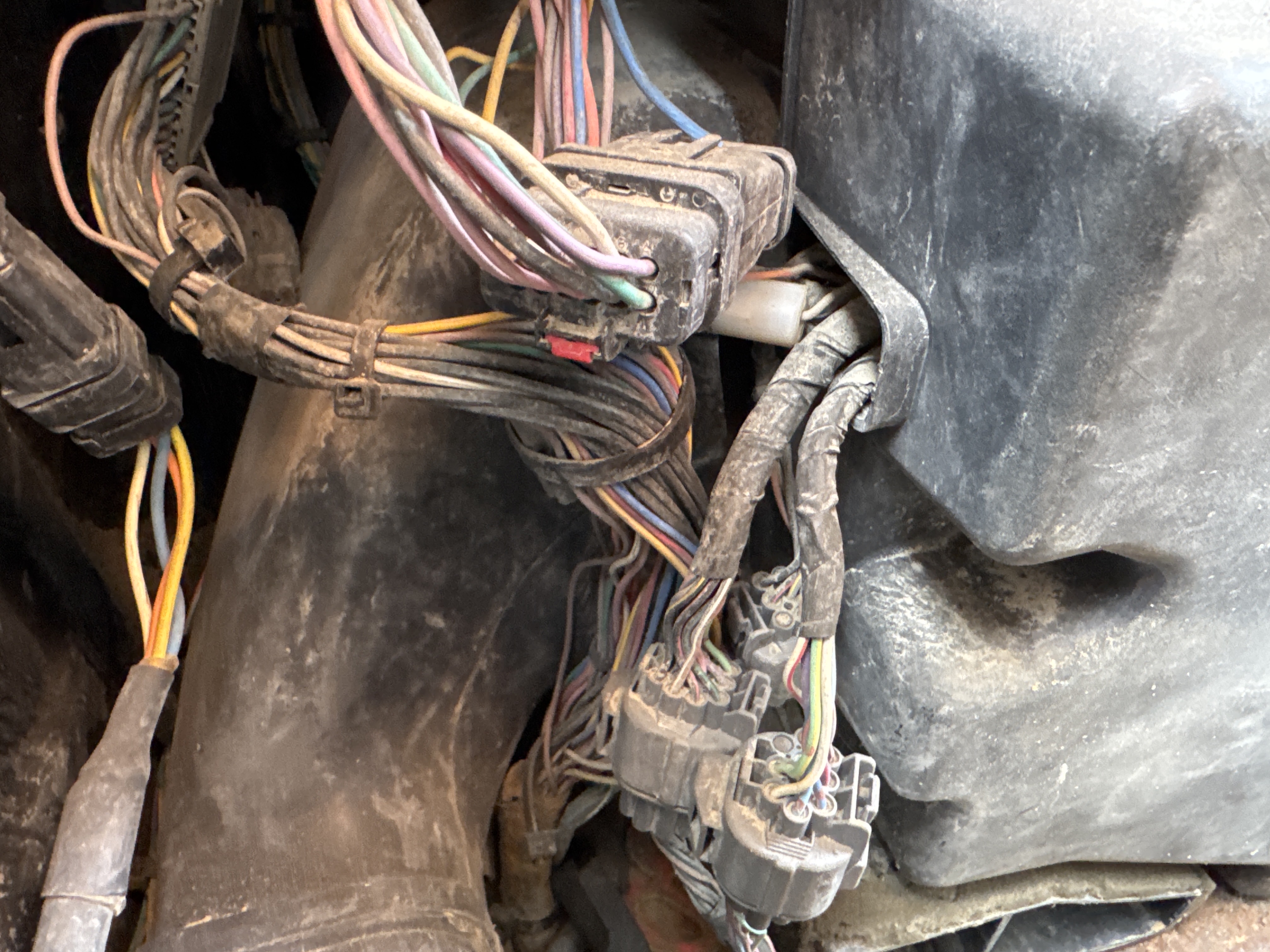 MDX-013-Cat-323D3-Medium-excavators-inspection-Electronics-Fuse-box-2