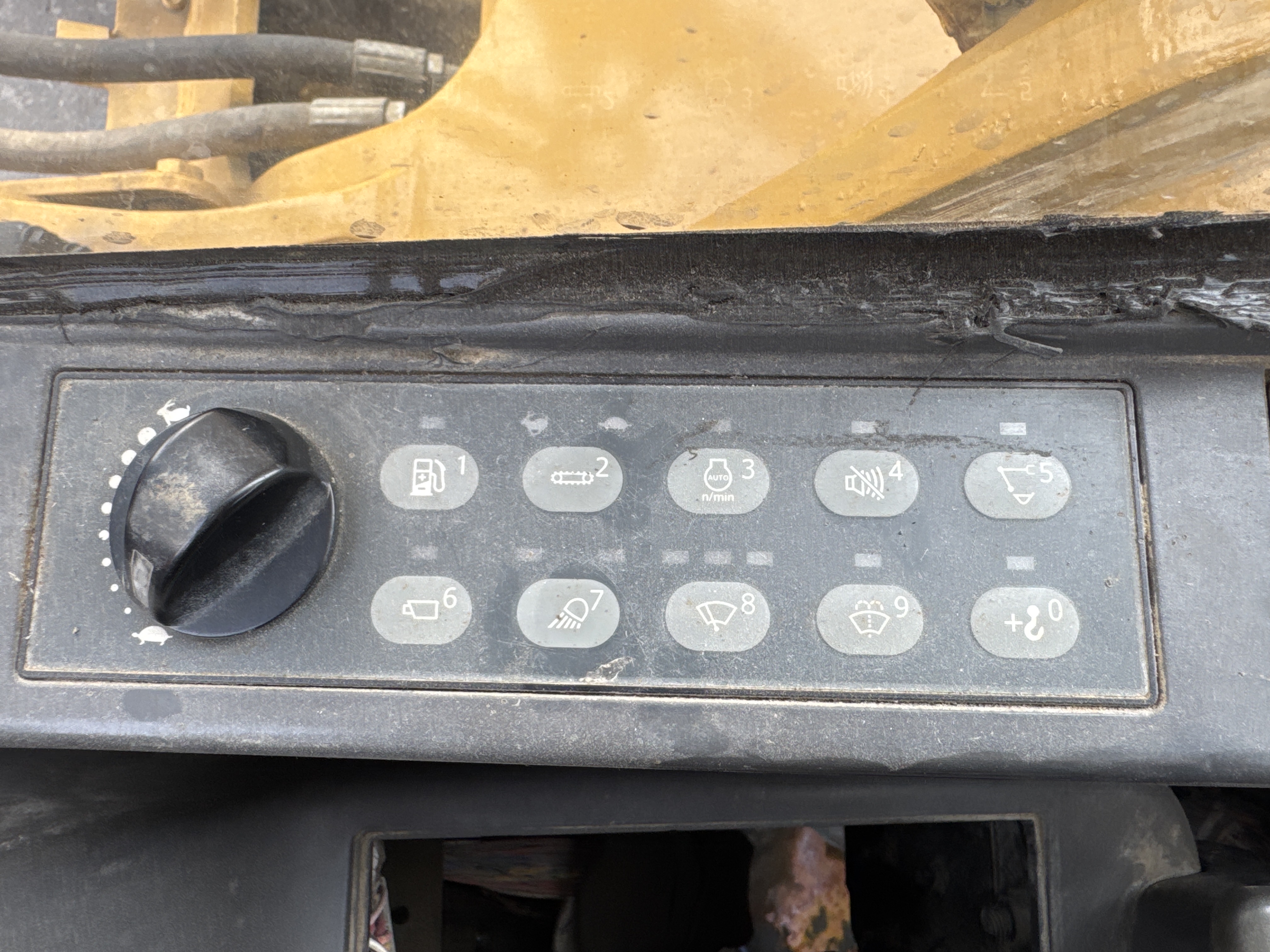 MDX-013-Cat-323D3-Medium-excavators-inspection-Cabin-Electronic-instrument-board-2
