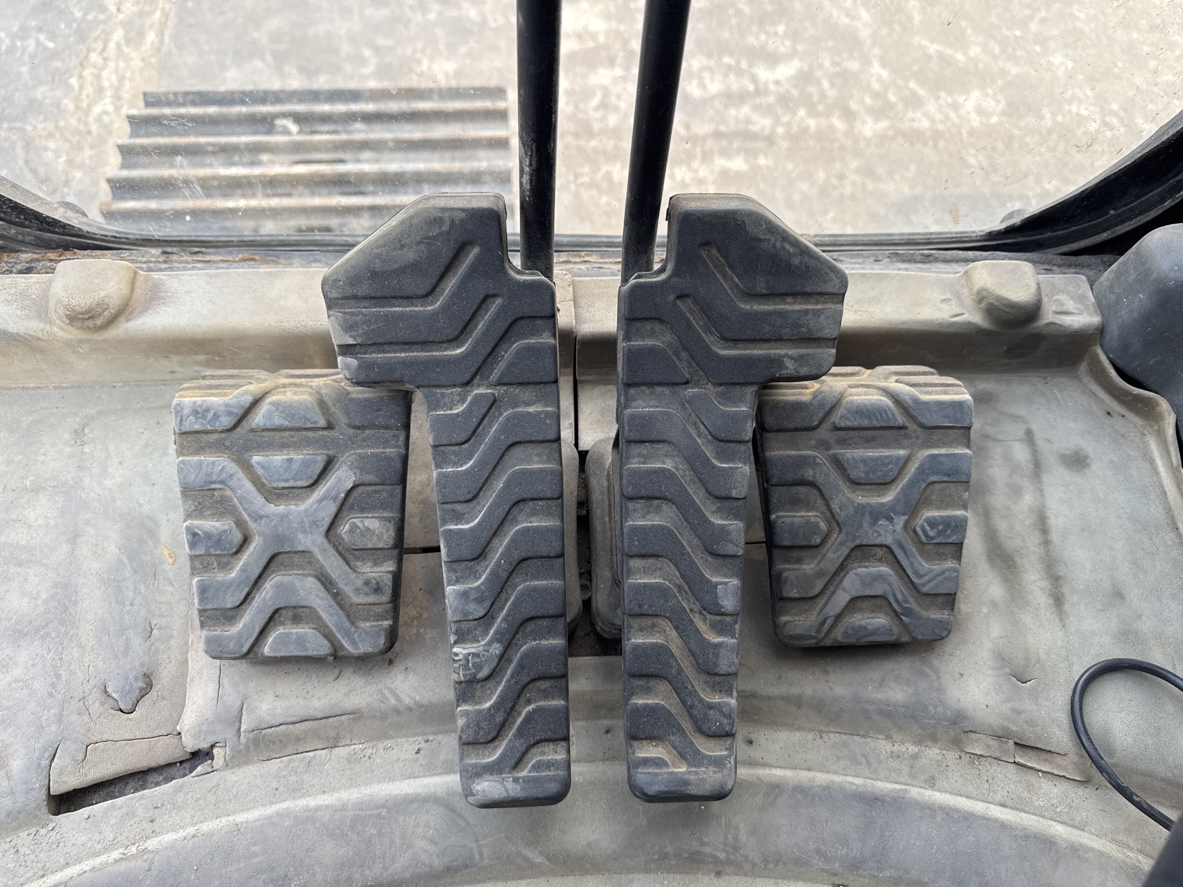 MDX-013-Cat-323D3-Medium-excavators-inspection-Cabin-Pedals-2