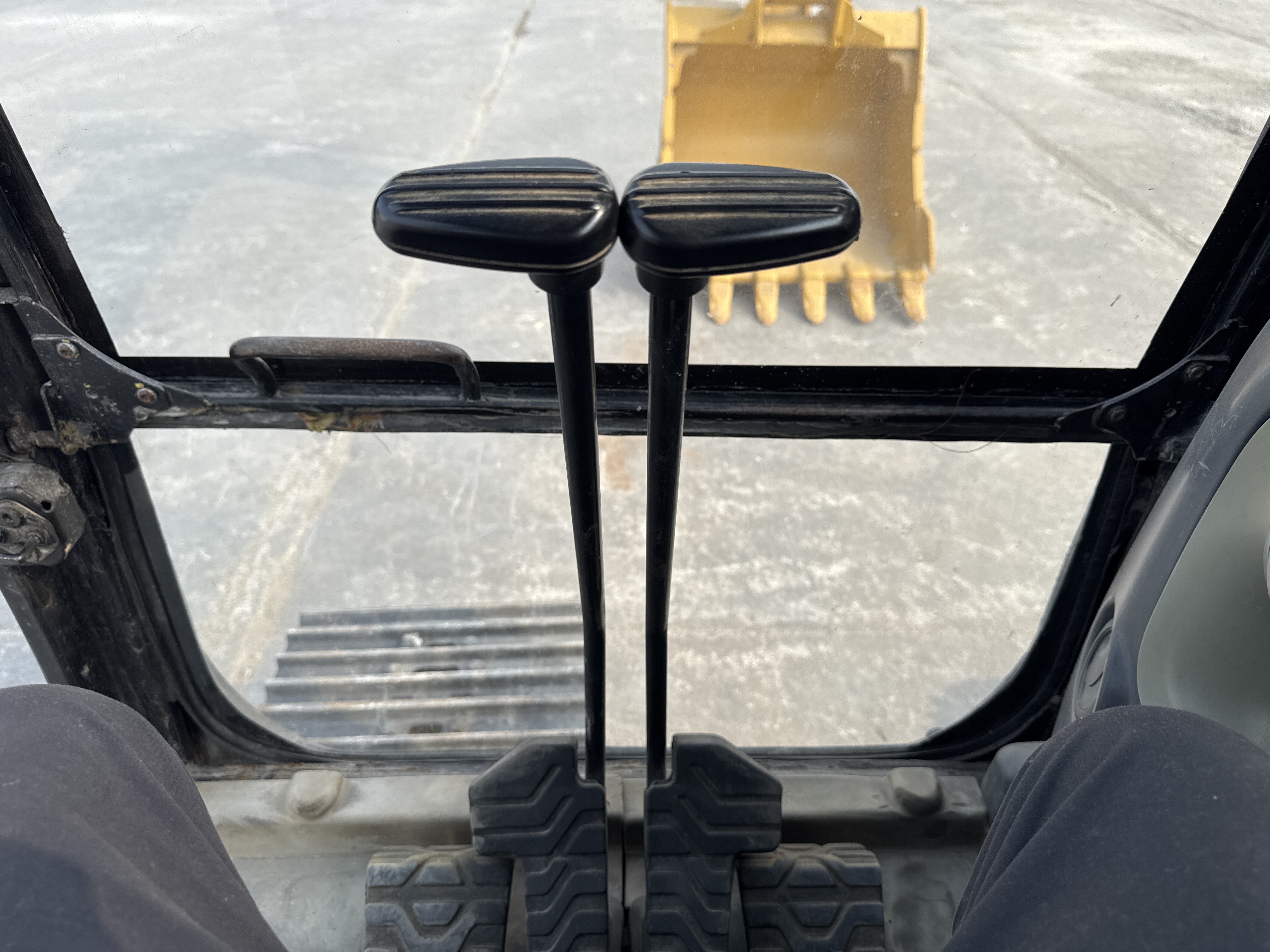 MDX-013-Cat-323D3-Medium-excavators-inspection-Cabin-Pedals-2