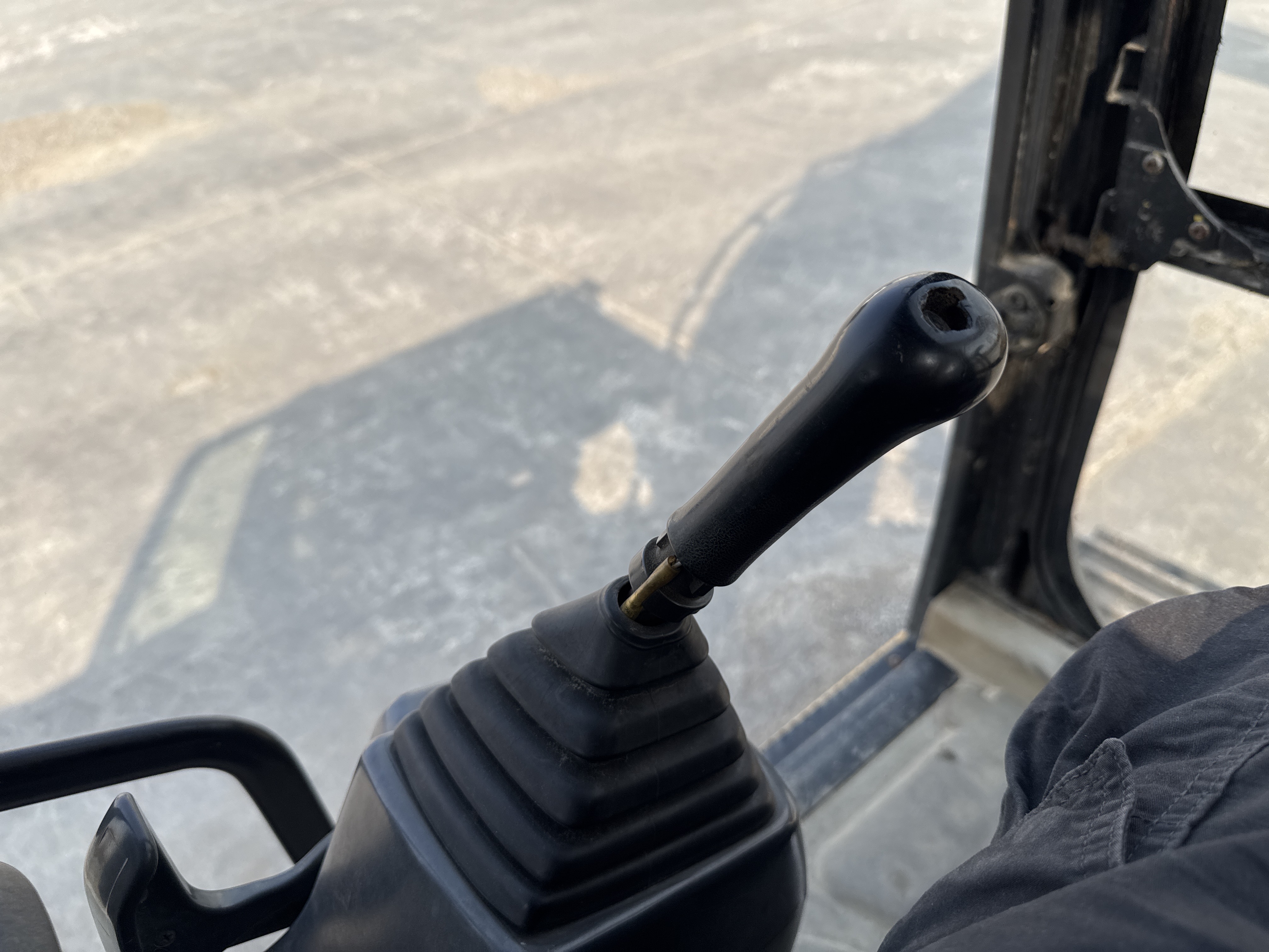 MDX-013-Cat-323D3-Medium-excavators-inspection-Cabin-Joysticks-2