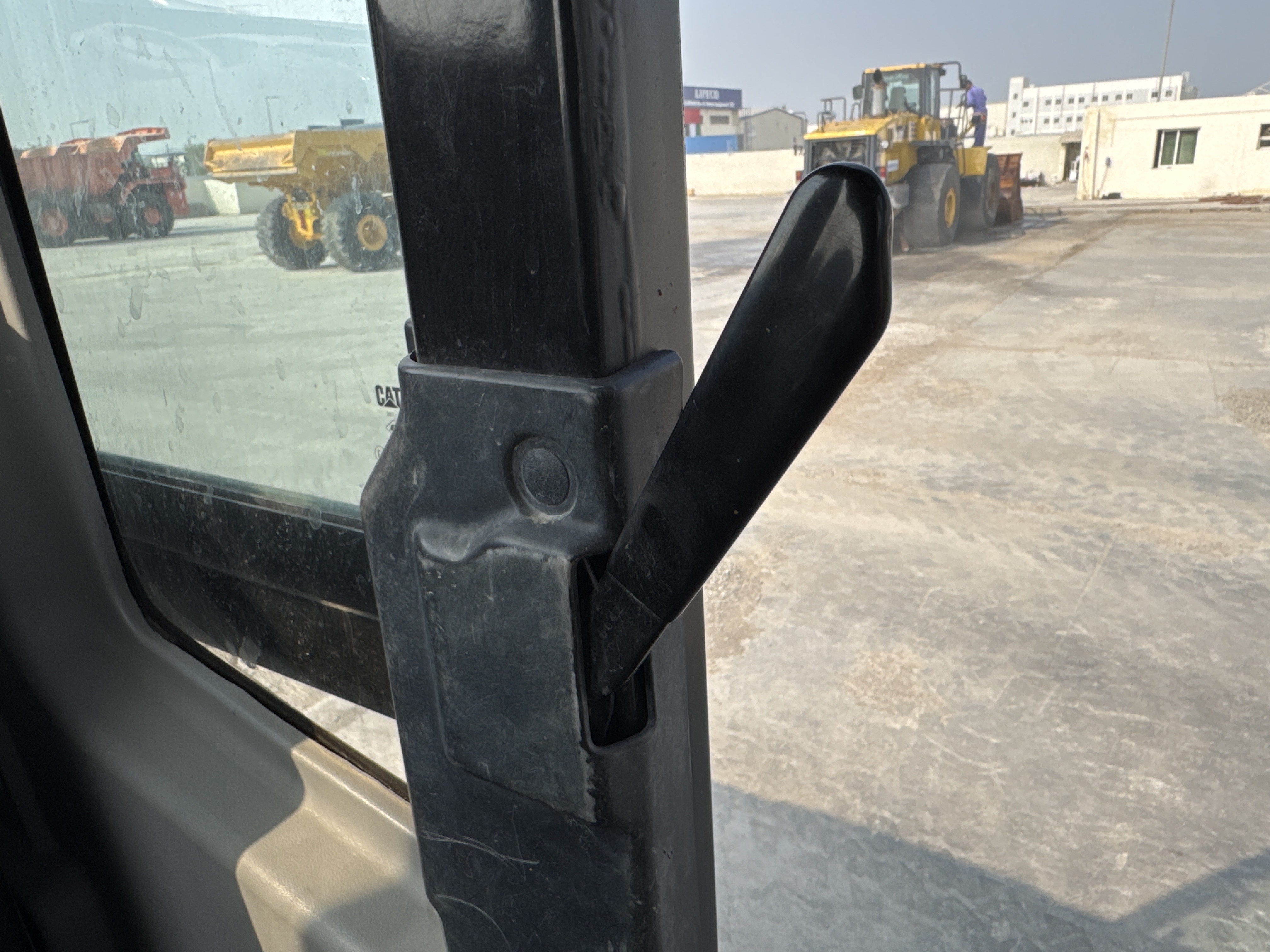 MDX-013-Cat-323D3-Medium-excavators-inspection-Cabin-Door-handles-2
