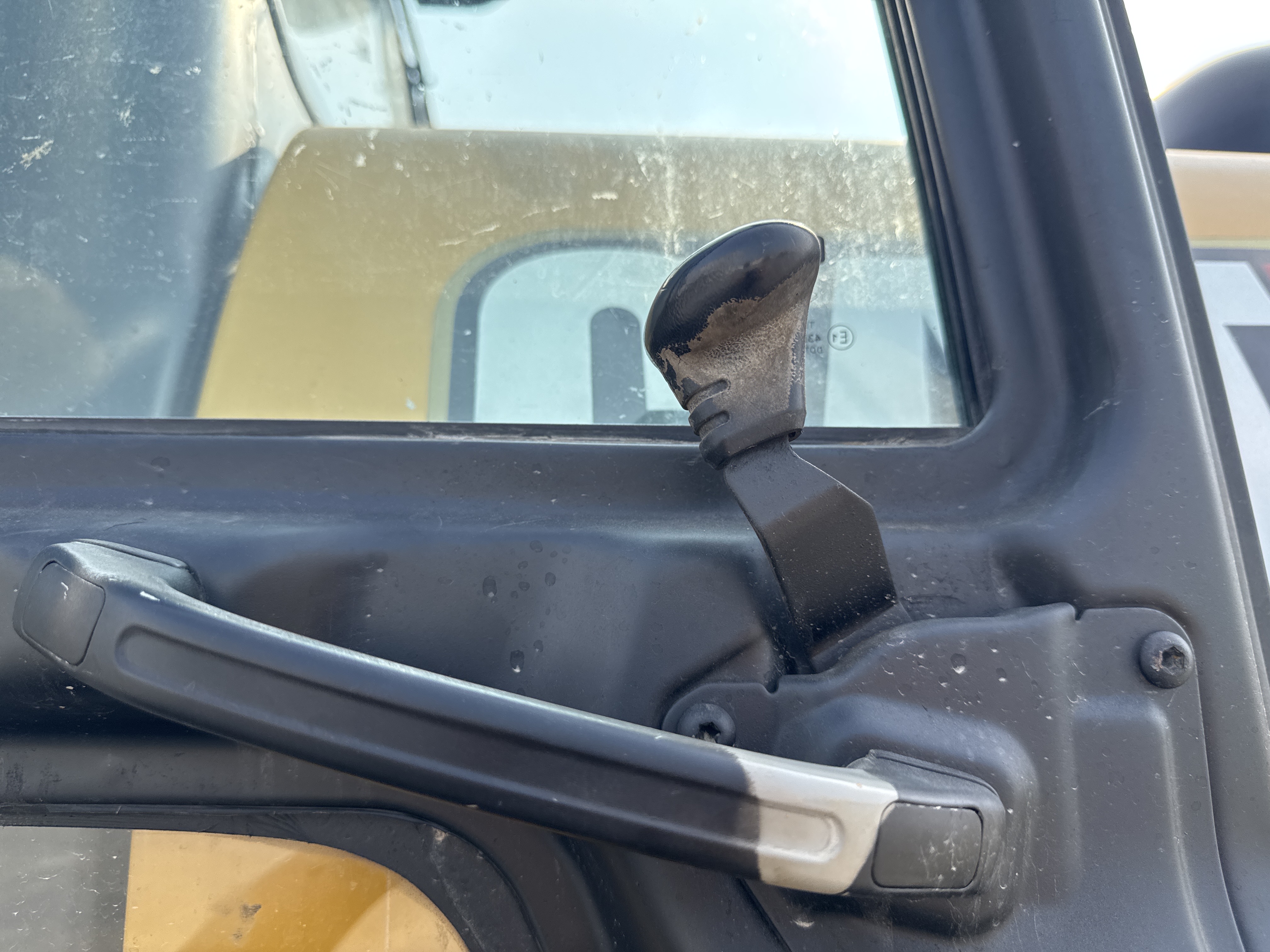 MDX-013-Cat-323D3-Medium-excavators-inspection-Cabin-Door-handles-2