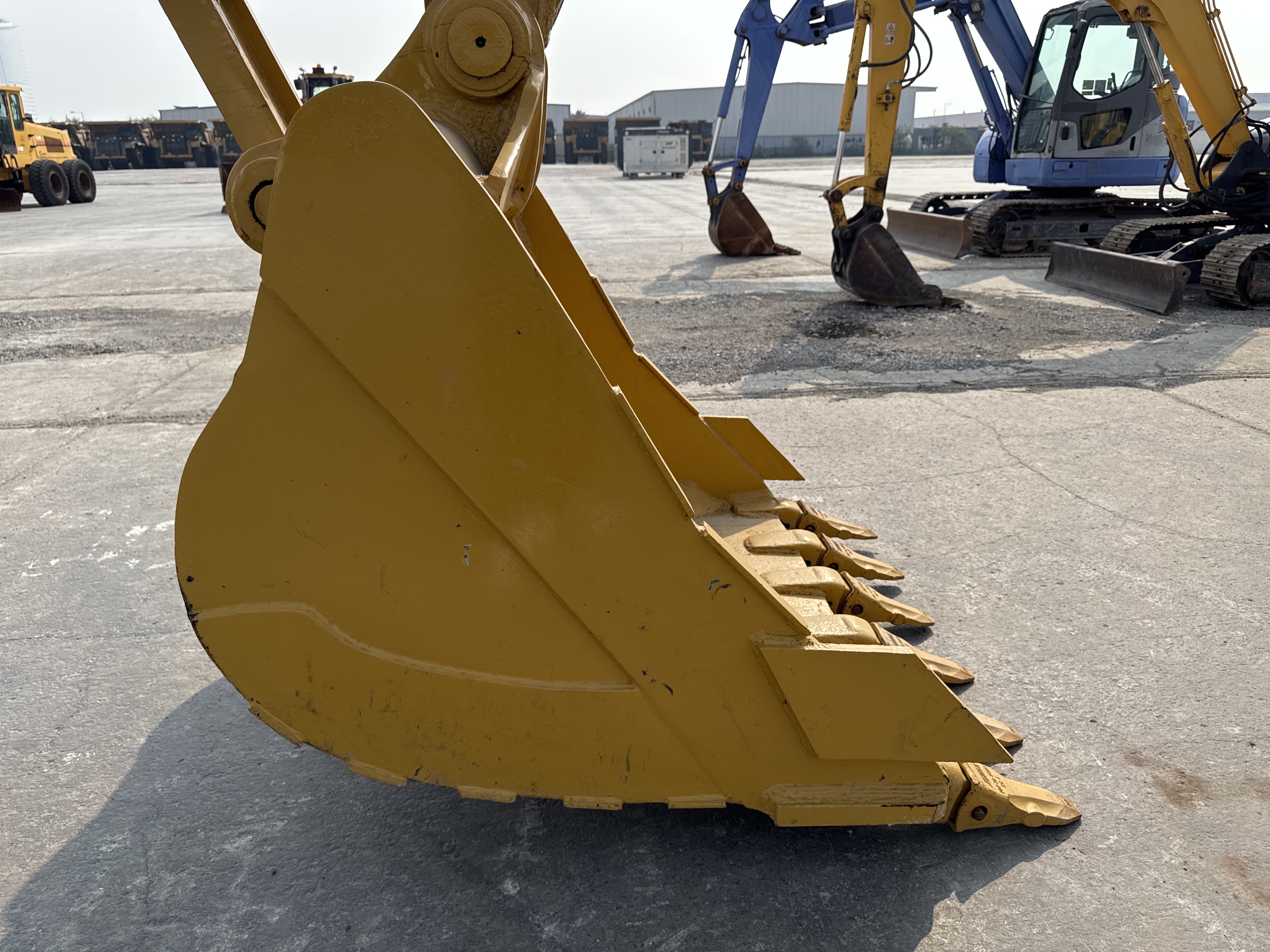 MDX-013-Cat-323D3-Medium-excavators-inspection-Attachment-Excavator-bucket-2