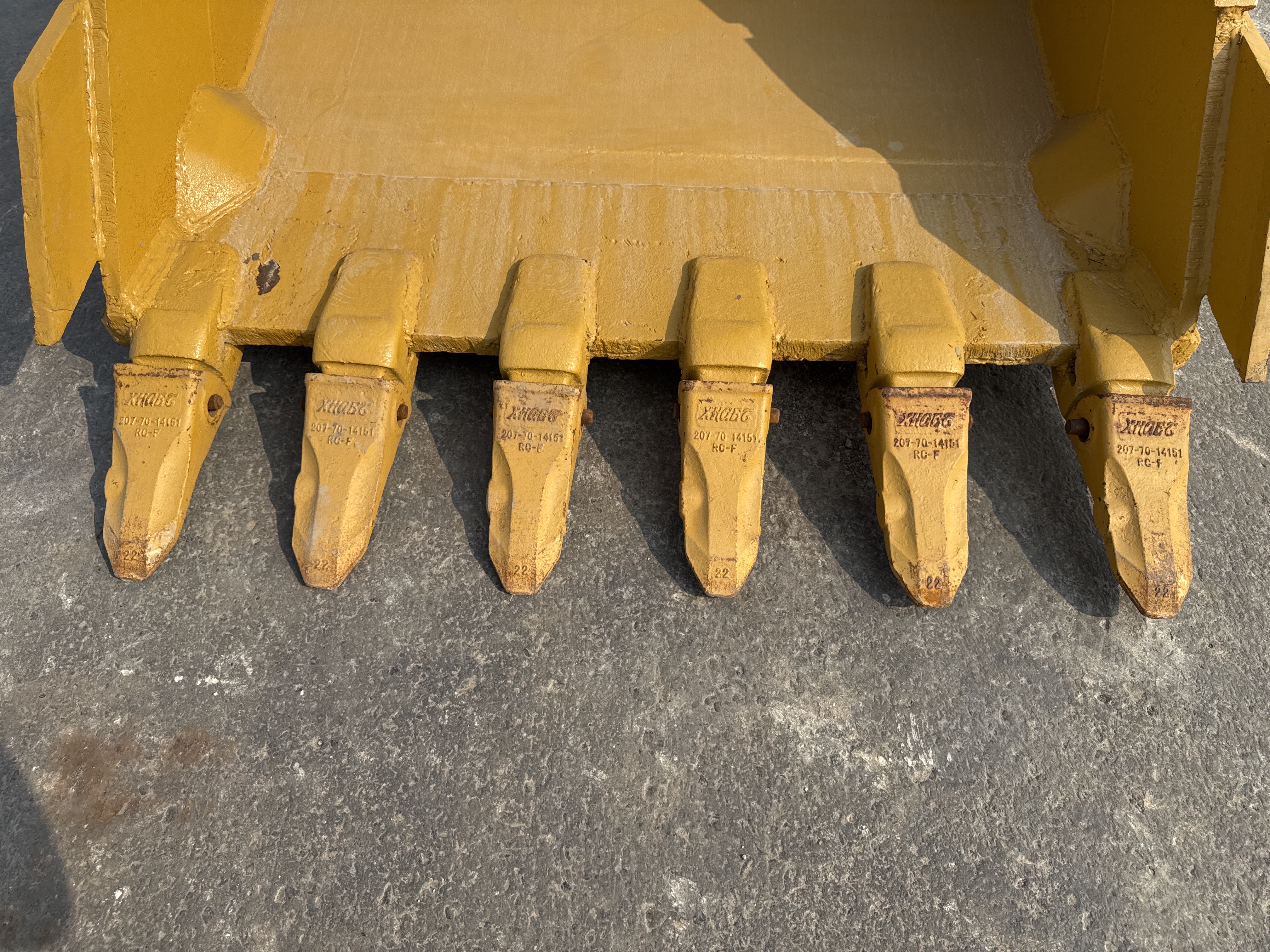 MDX-013-Cat-323D3-Medium-excavators-inspection-Attachment-Excavator-bucket-teeth-condition-2