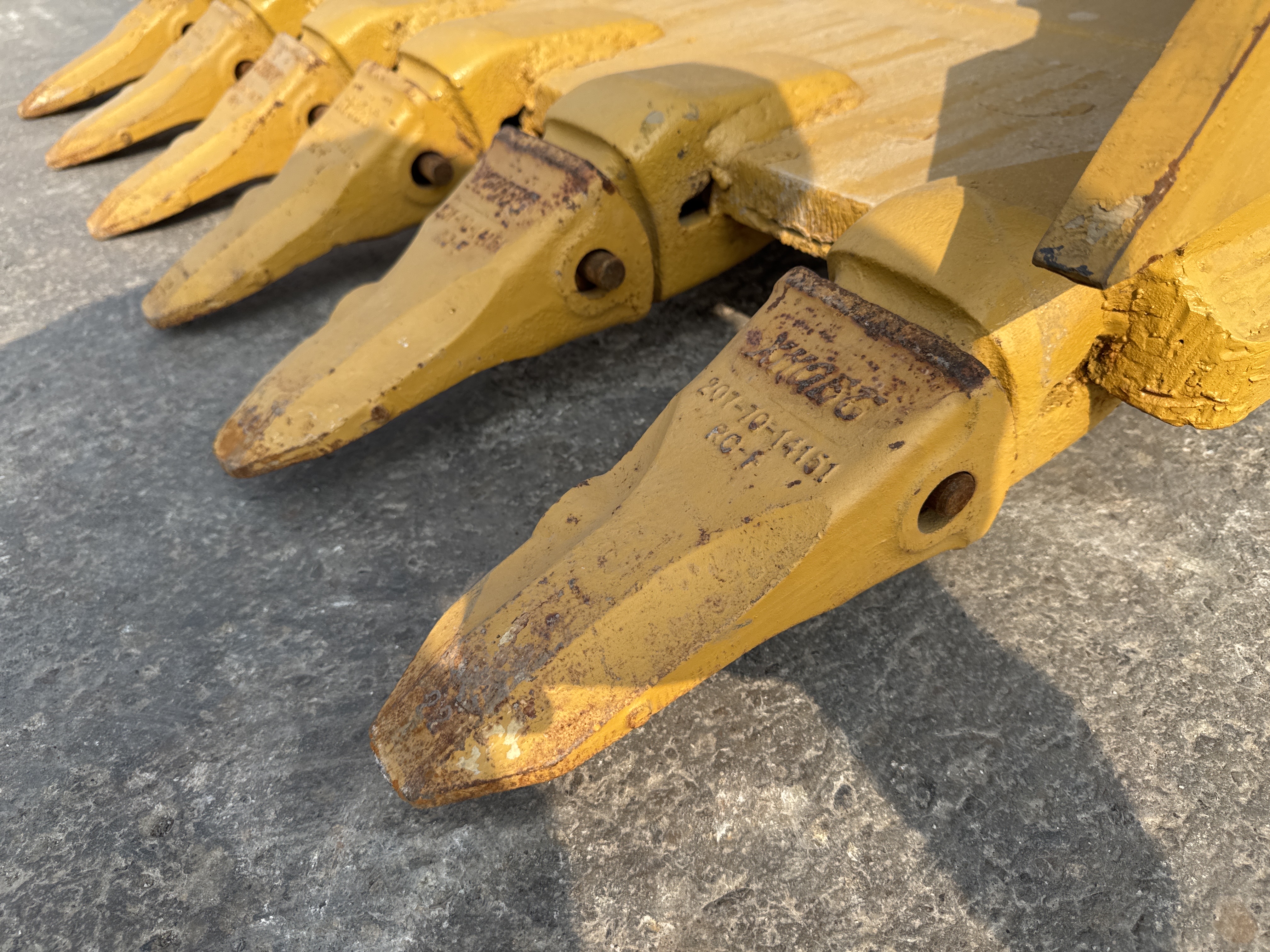MDX-013-Cat-323D3-Medium-excavators-inspection-Attachment-Excavator-bucket-teeth-condition-2