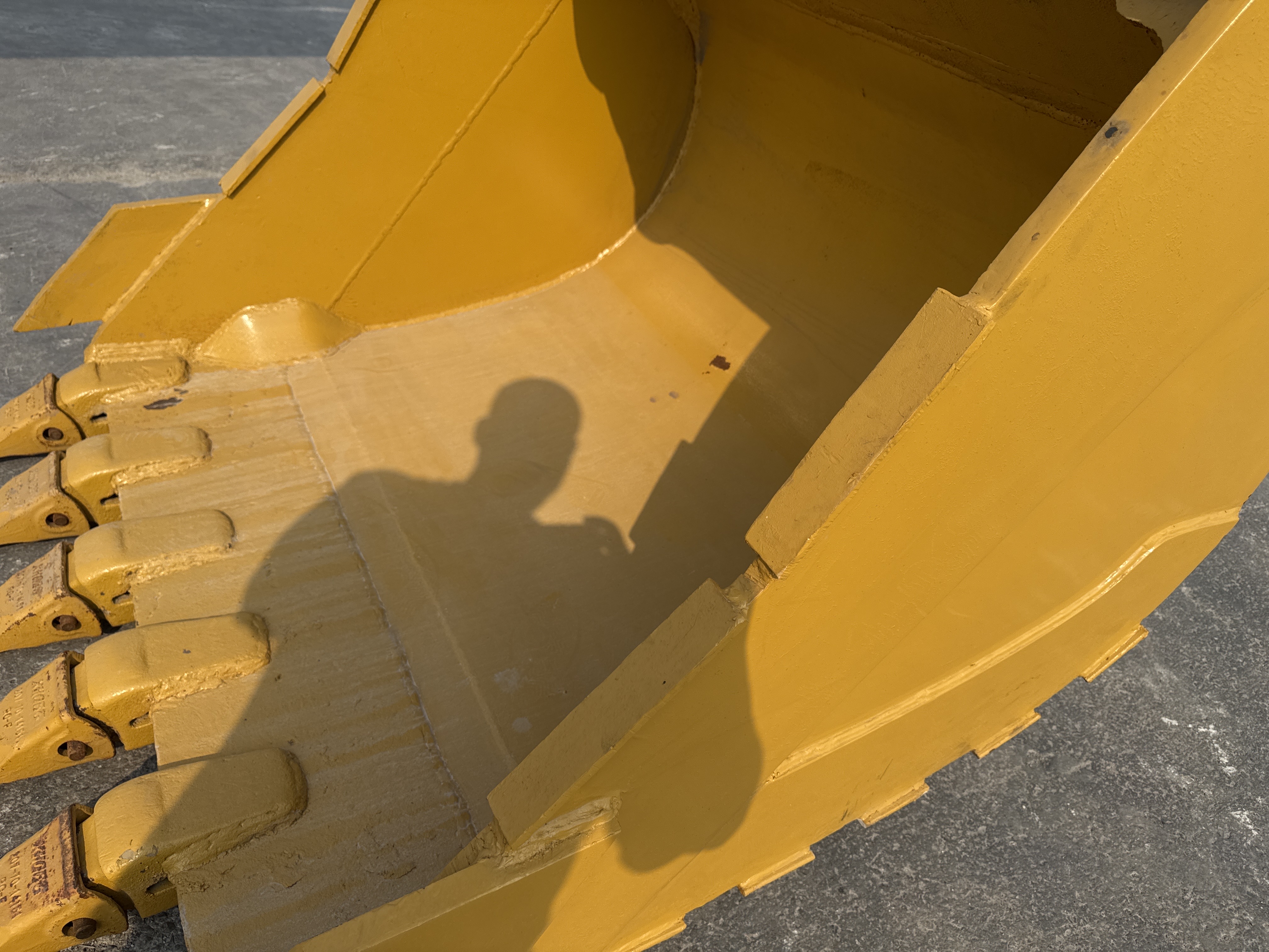 MDX-013-Cat-323D3-Medium-excavators-inspection-Attachment-Excavator-bucket-teeth-condition-2