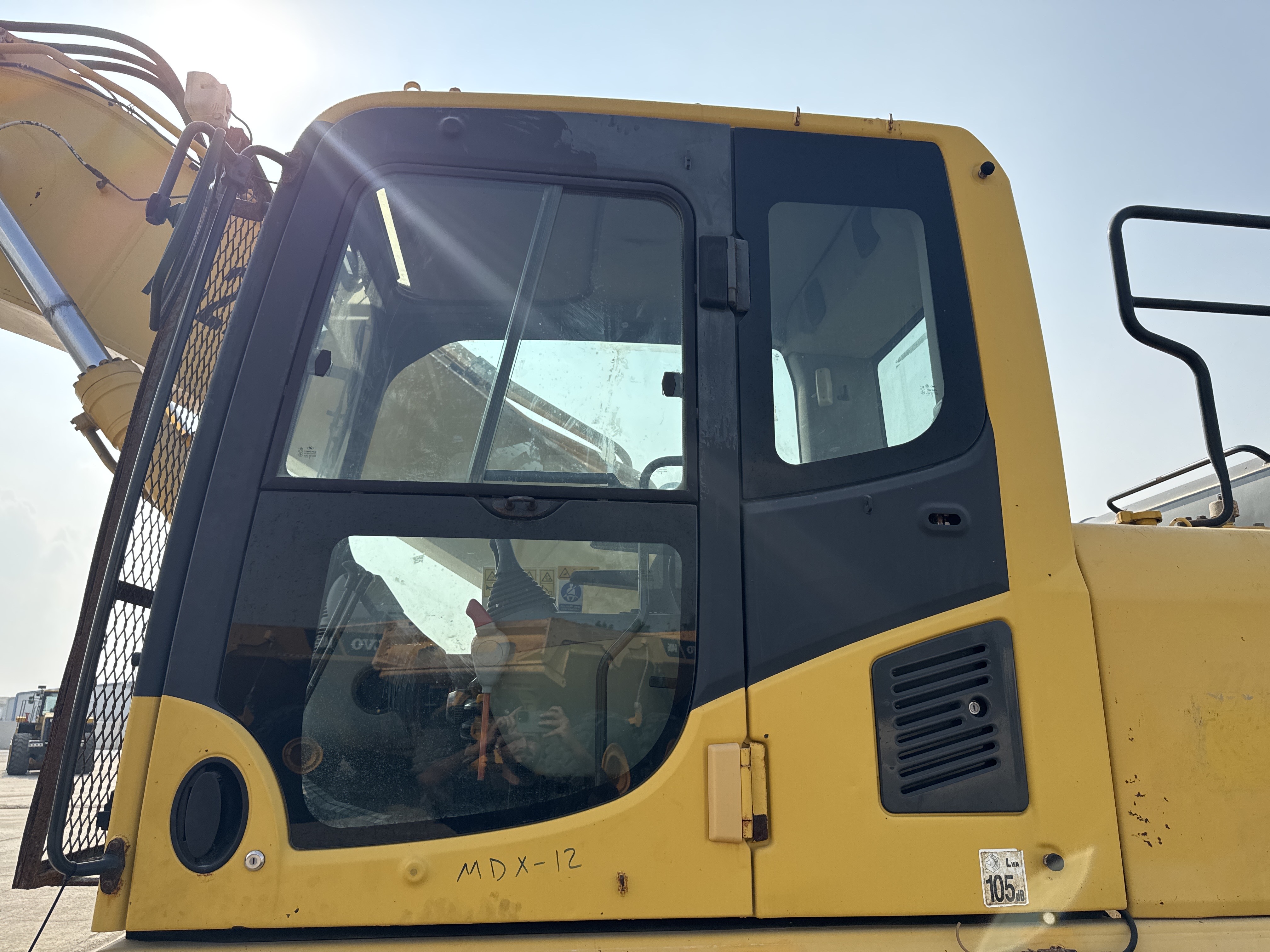 MDX-012-Komatsu-PC350LC-8-Medium-excavators-inspection-Safety-Glass-2