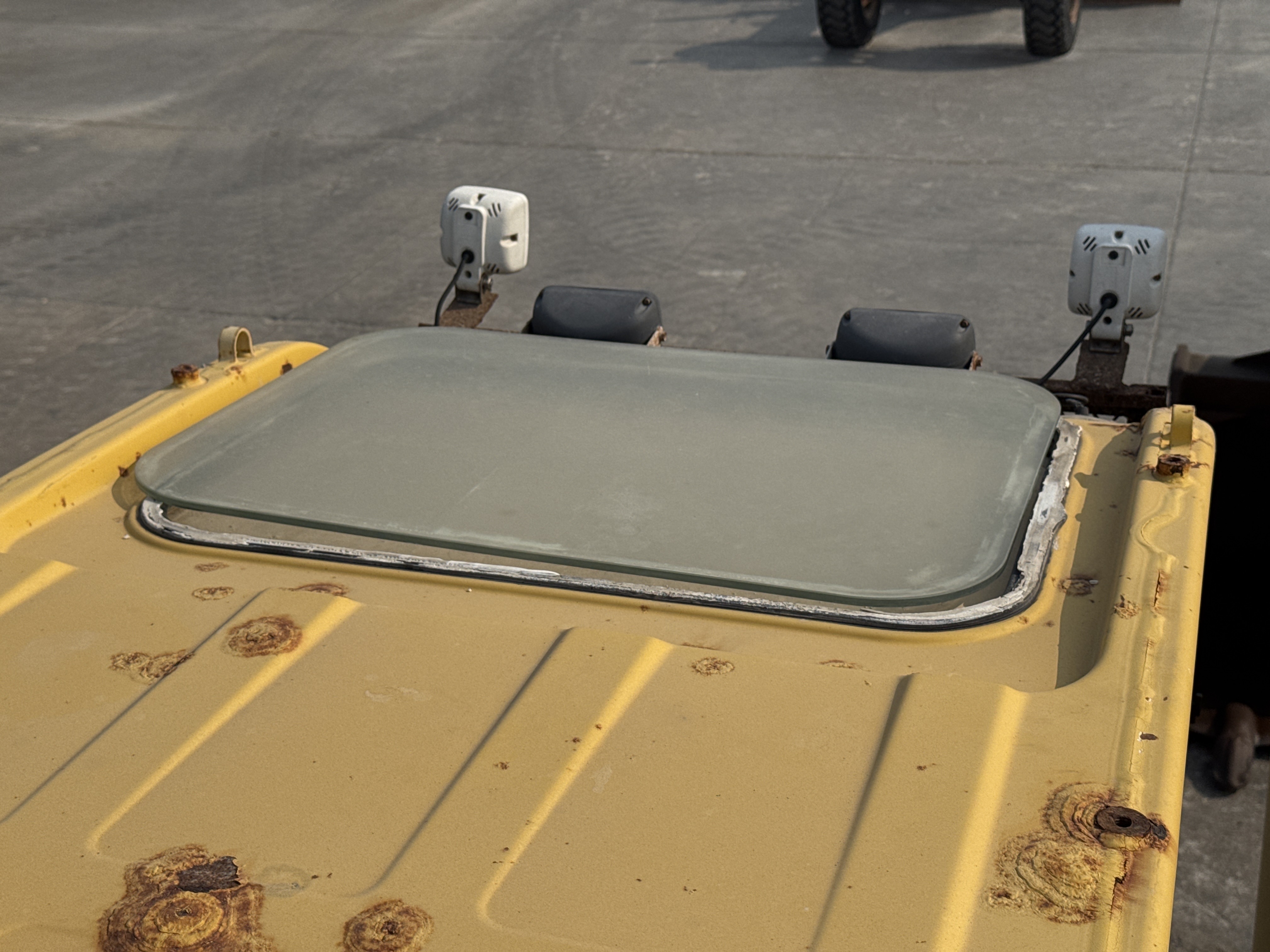 MDX-012-Komatsu-PC350LC-8-Medium-excavators-inspection-Safety-Glass-2