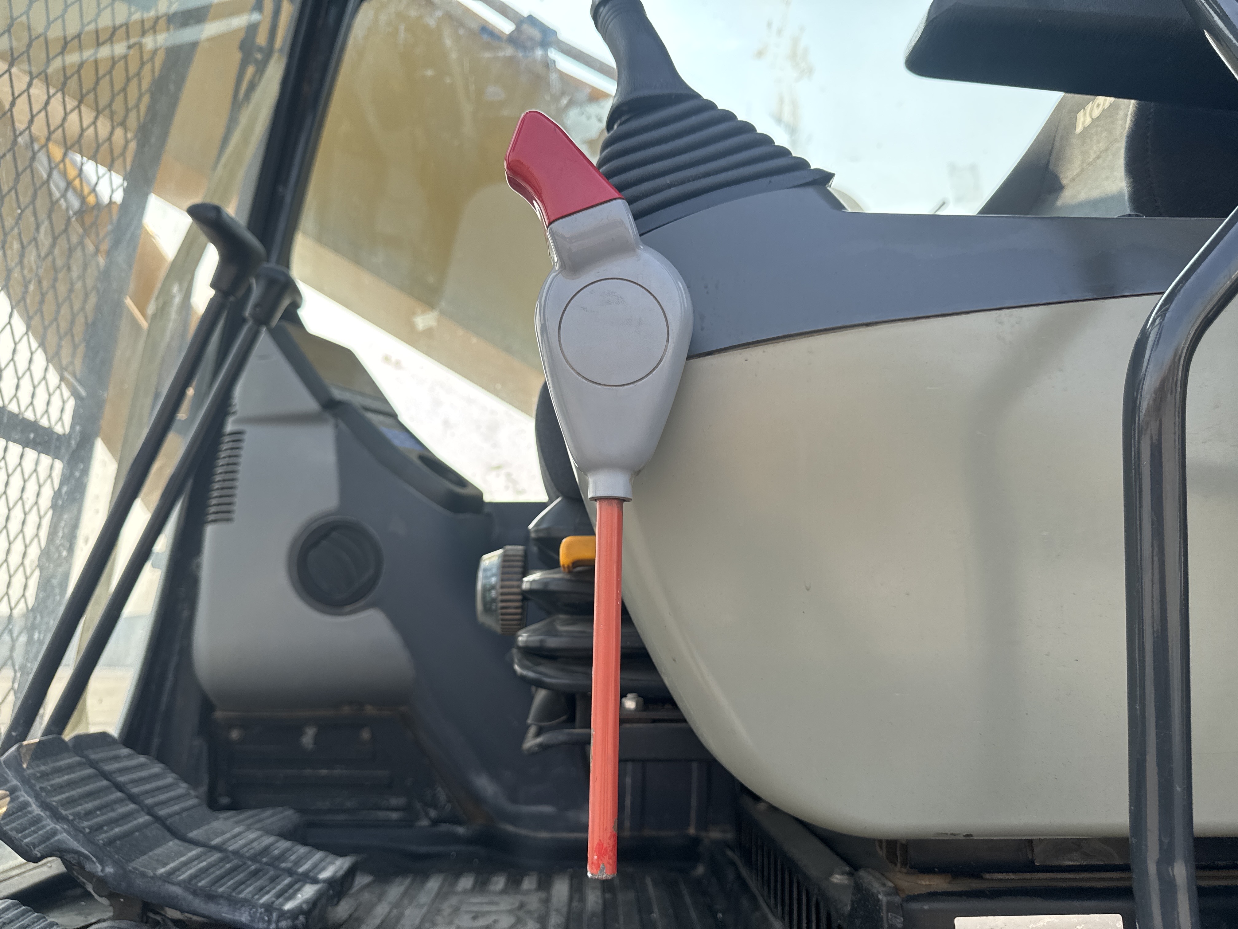 MDX-012-Komatsu-PC350LC-8-Medium-excavators-inspection-Safety-Hydraulic-safety-lock-2