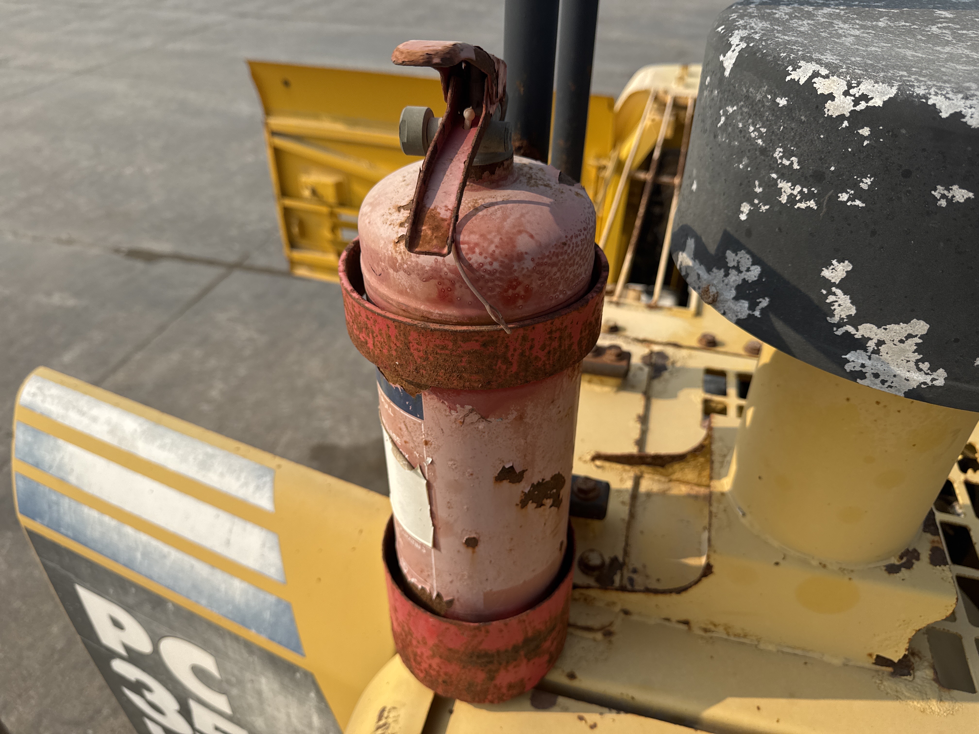MDX-012-Komatsu-PC350LC-8-Medium-excavators-inspection-Safety-Fire-extinguisher-2