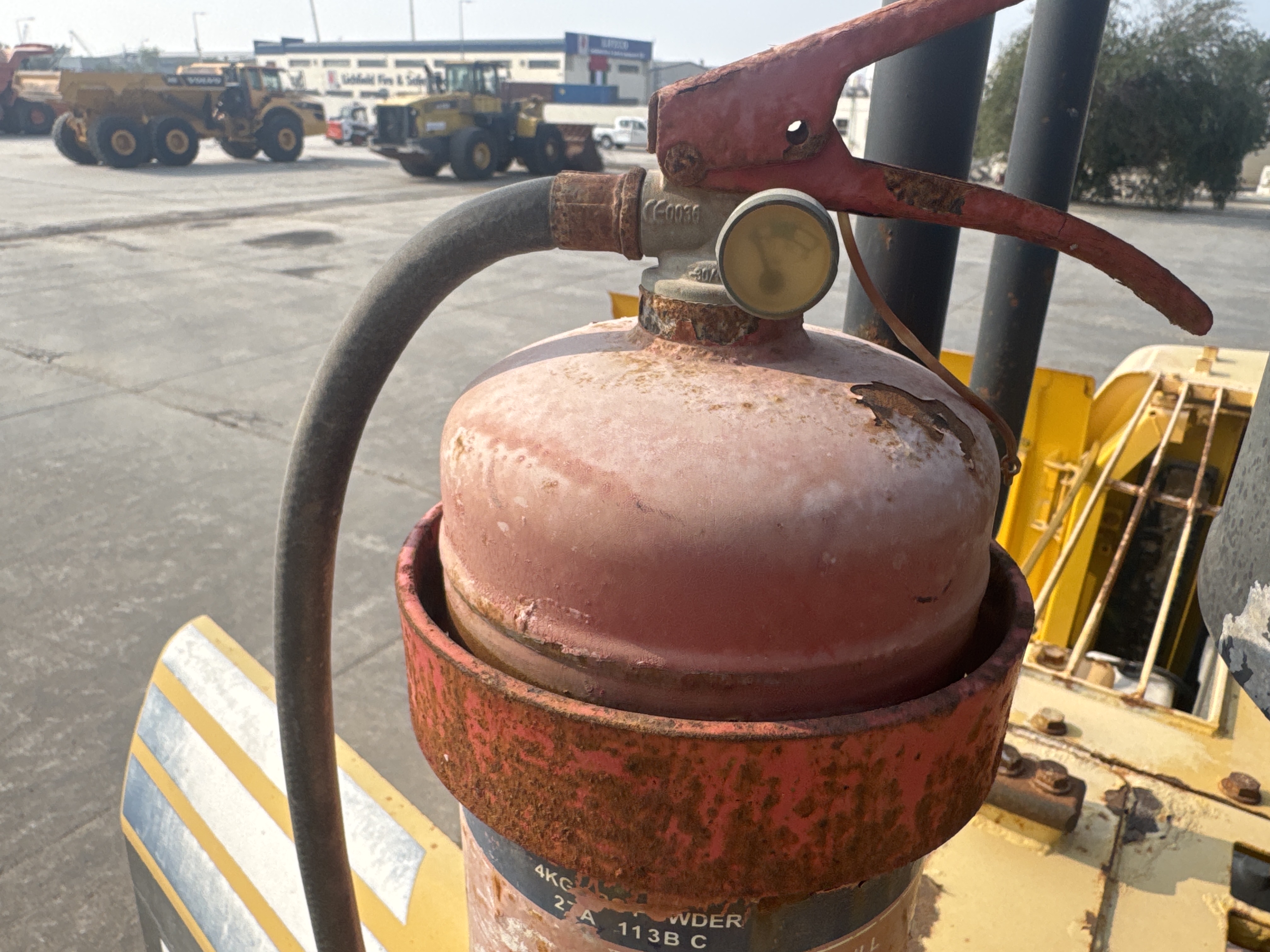 MDX-012-Komatsu-PC350LC-8-Medium-excavators-inspection-Safety-Fire-extinguisher-2