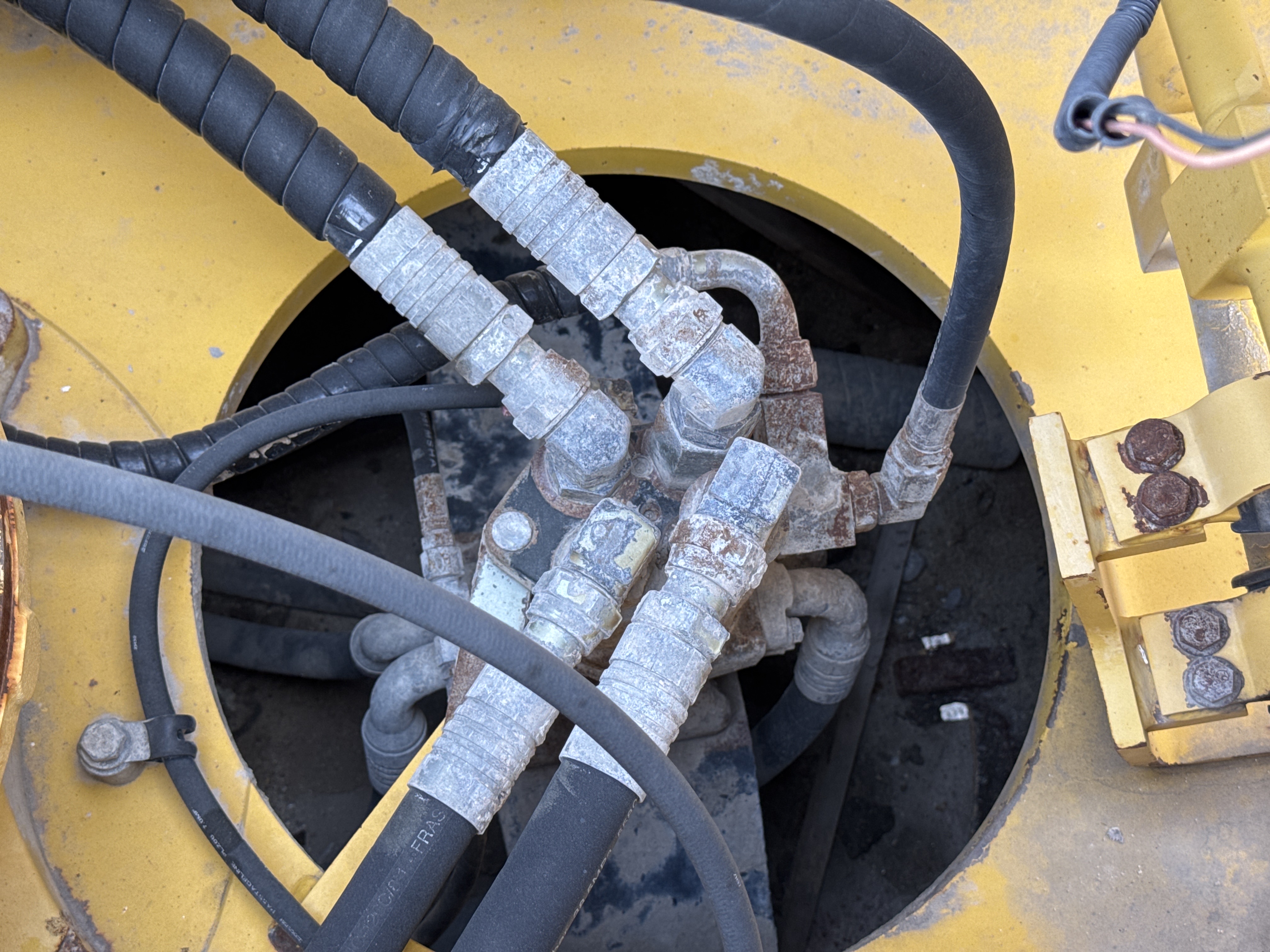 MDX-012-Komatsu-PC350LC-8-Medium-excavators-inspection-Hydraulics-Center-swivel-joint-2