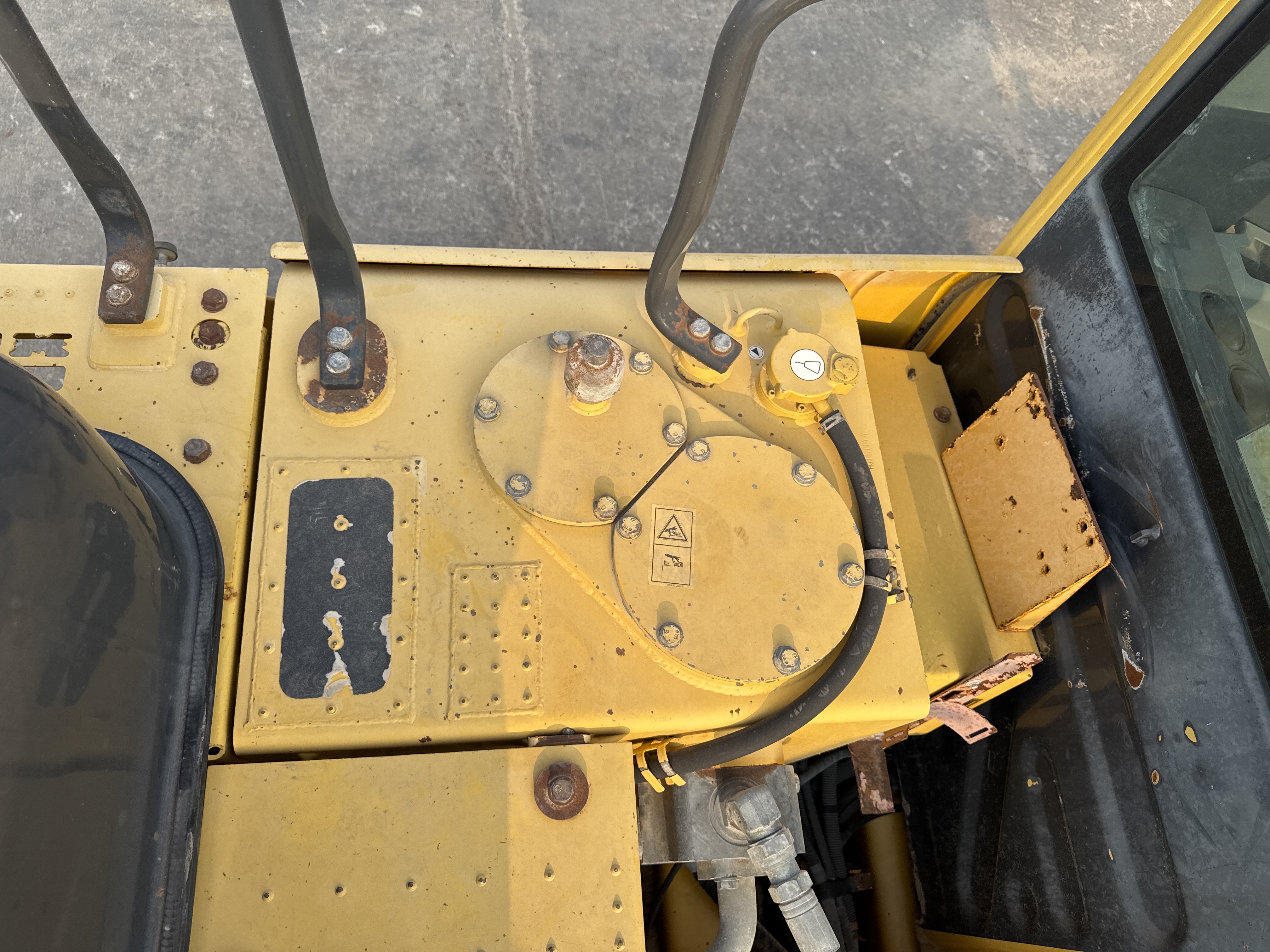 MDX-012-Komatsu-PC350LC-8-Medium-excavators-inspection-Hydraulics-Hydraulic-Tank-2