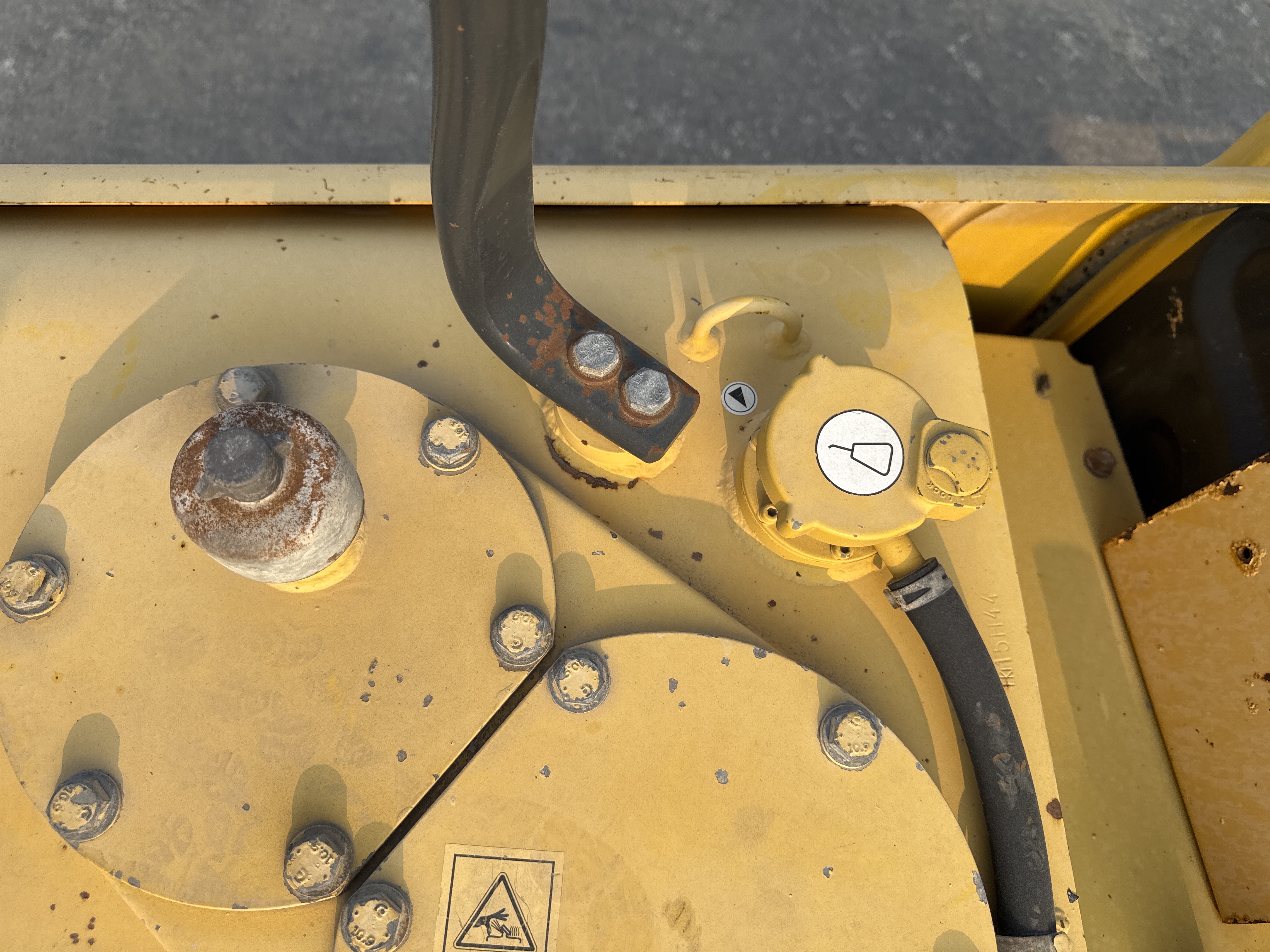 MDX-012-Komatsu-PC350LC-8-Medium-excavators-inspection-Hydraulics-Hydraulic-Tank-2