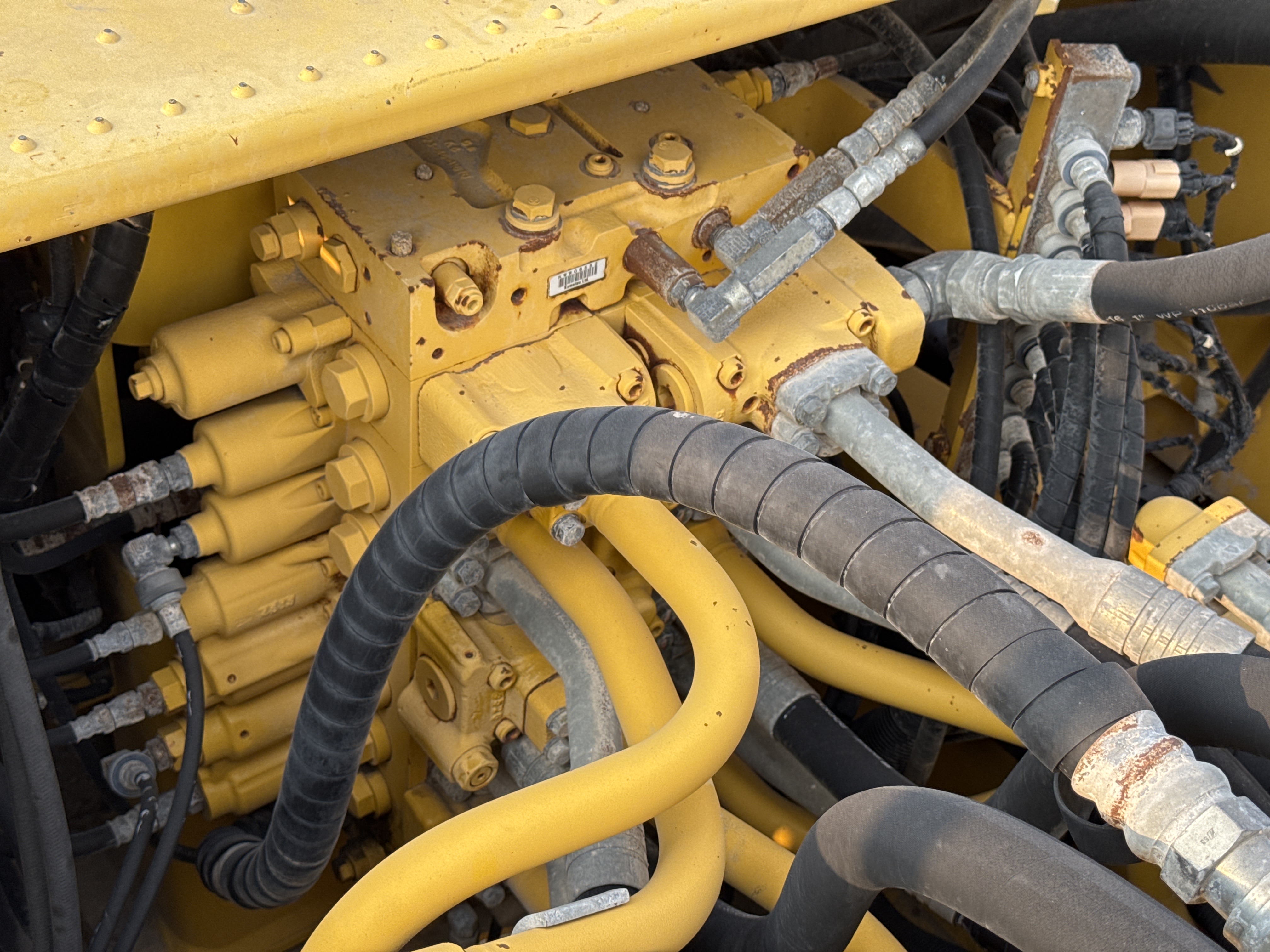 MDX-012-Komatsu-PC350LC-8-Medium-excavators-inspection-Hydraulics-Main-control-valve-(MCV)-2