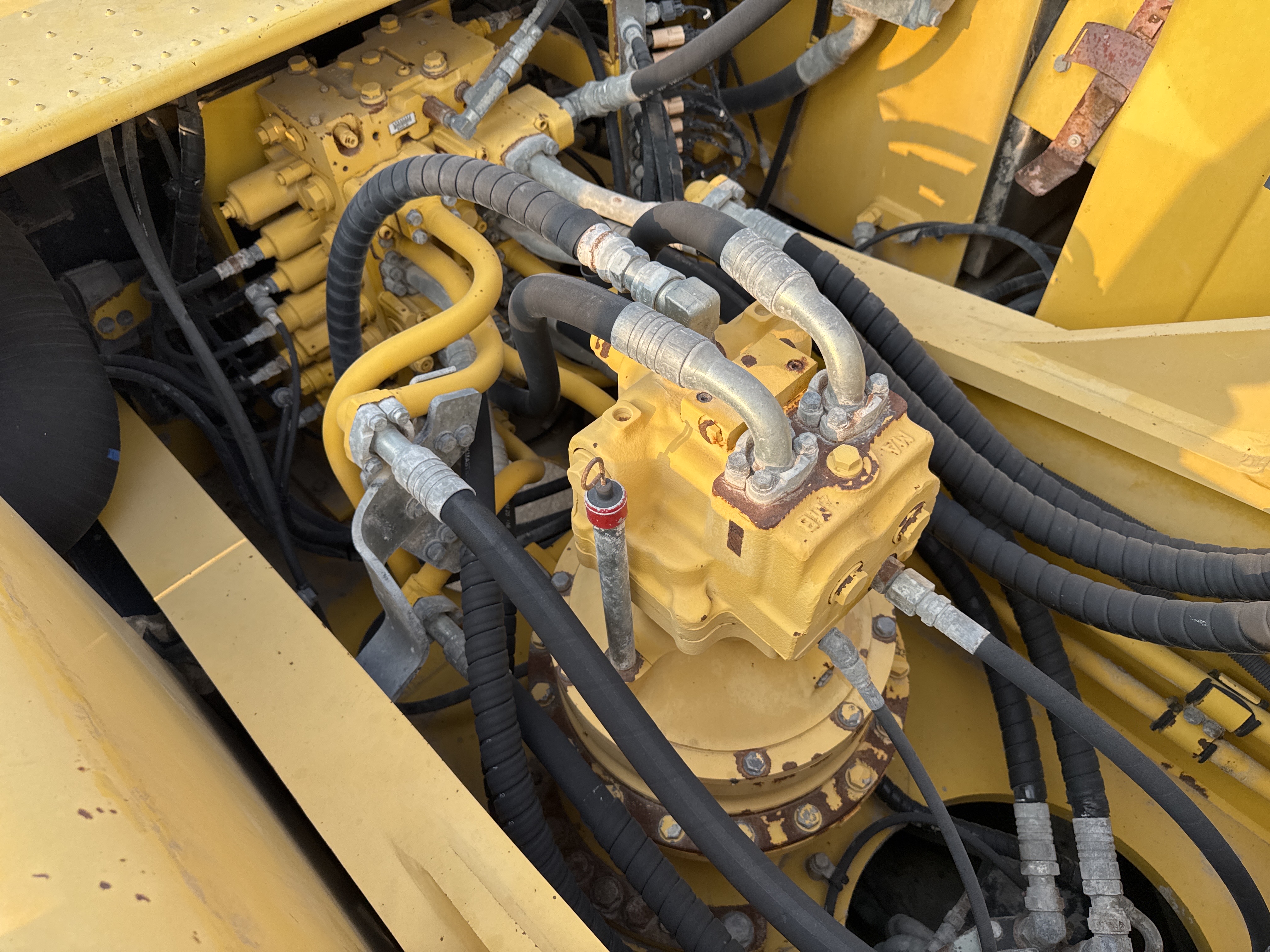 MDX-012-Komatsu-PC350LC-8-Medium-excavators-inspection-Hydraulics-Main-control-valve-(MCV)-2