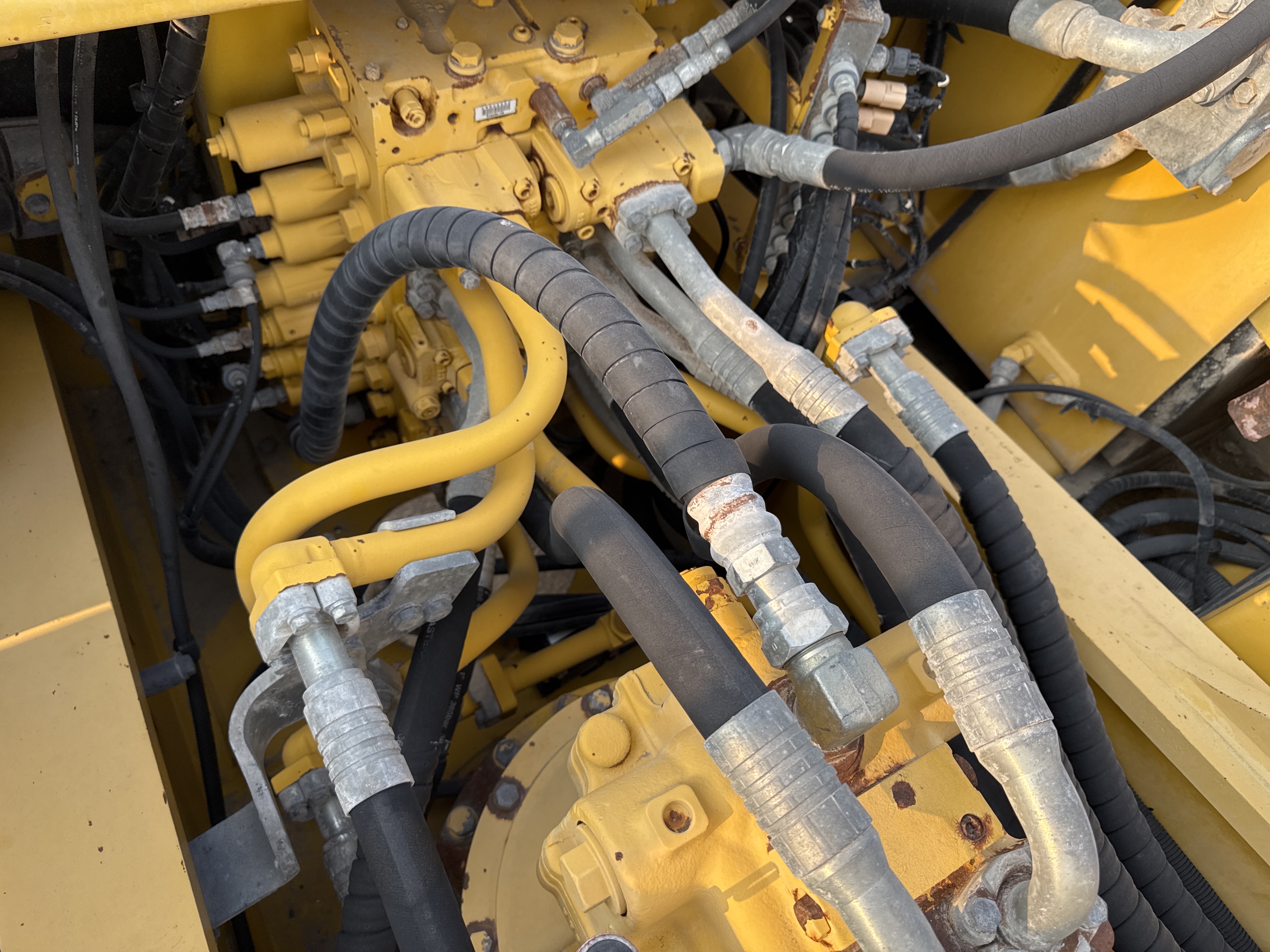 MDX-012-Komatsu-PC350LC-8-Medium-excavators-inspection-Hydraulics-Hydraulic-hoses-and-lines-2