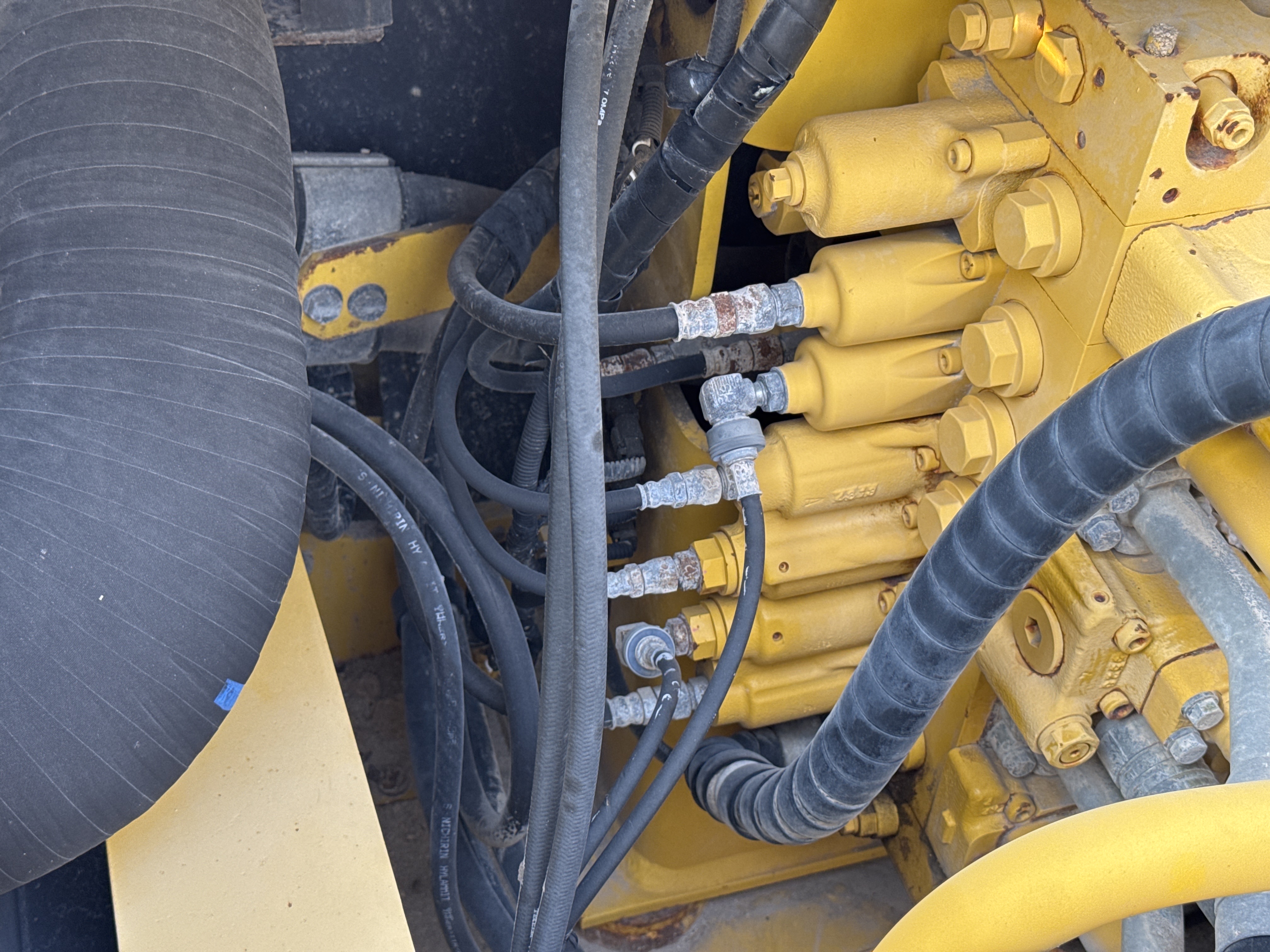 MDX-012-Komatsu-PC350LC-8-Medium-excavators-inspection-Hydraulics-Hydraulic-hoses-and-lines-2
