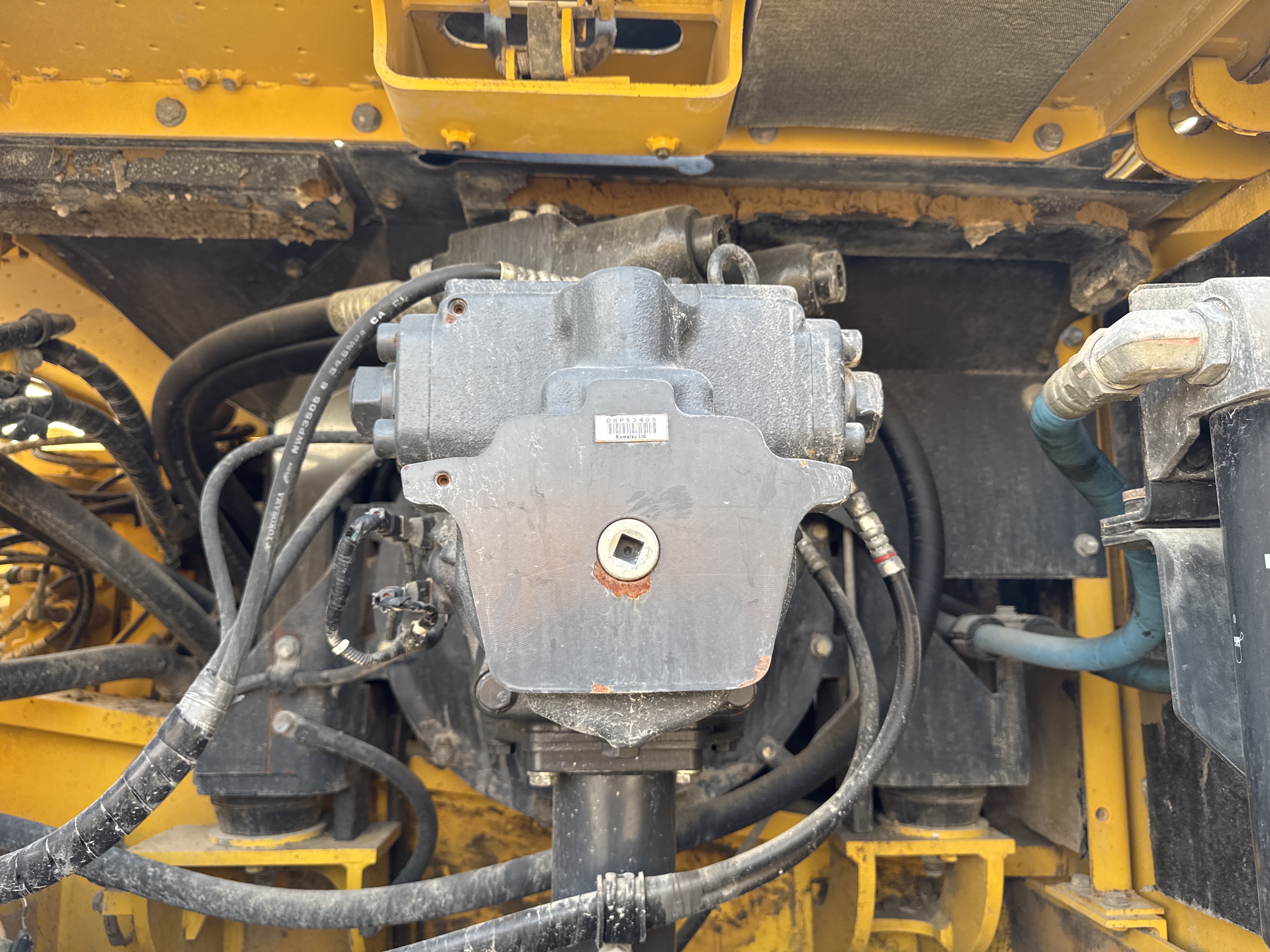 MDX-012-Komatsu-PC350LC-8-Medium-excavators-inspection-Hydraulics-Hydraulic-pump-2