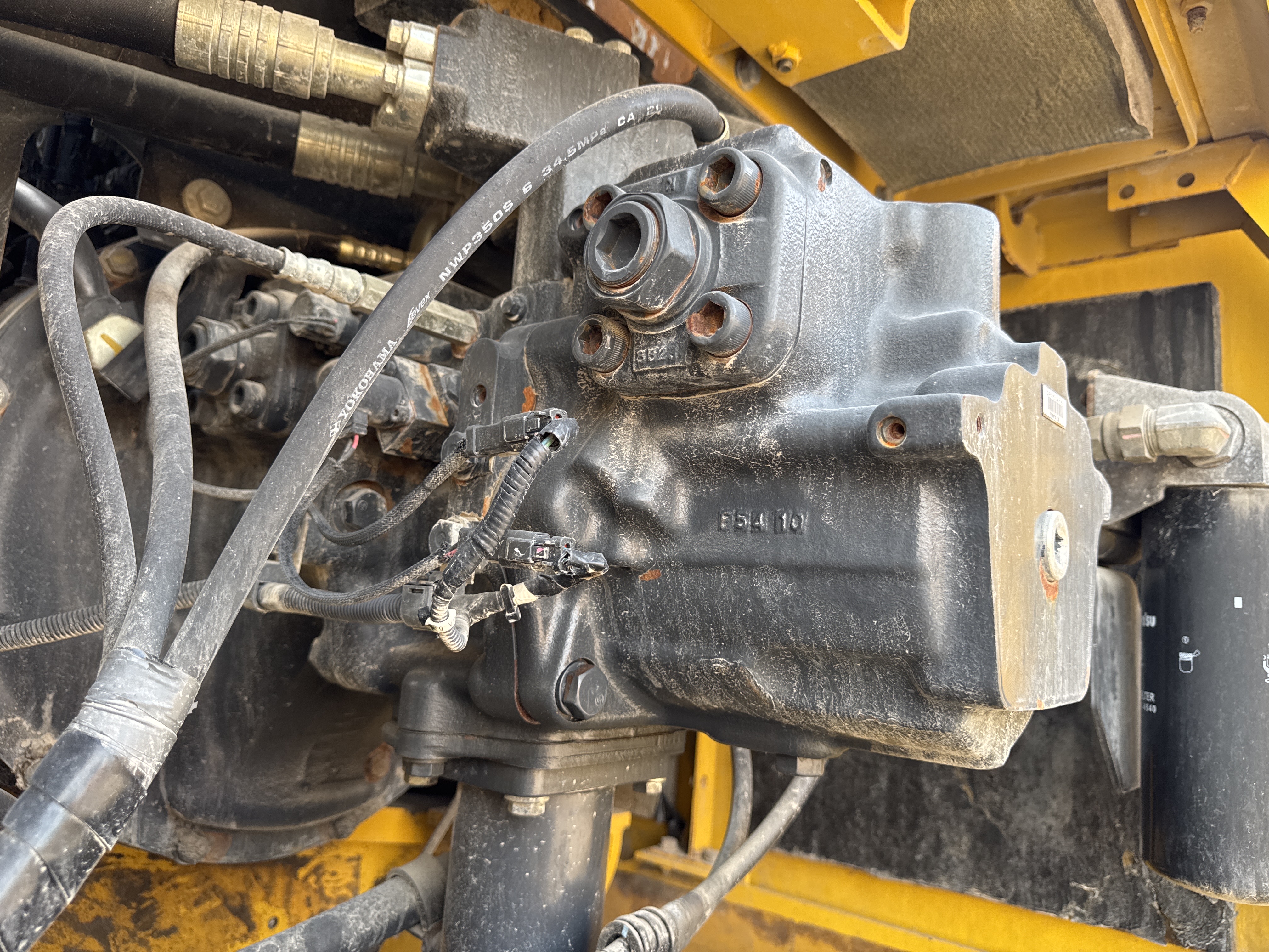 MDX-012-Komatsu-PC350LC-8-Medium-excavators-inspection-Hydraulics-Hydraulic-pump-2