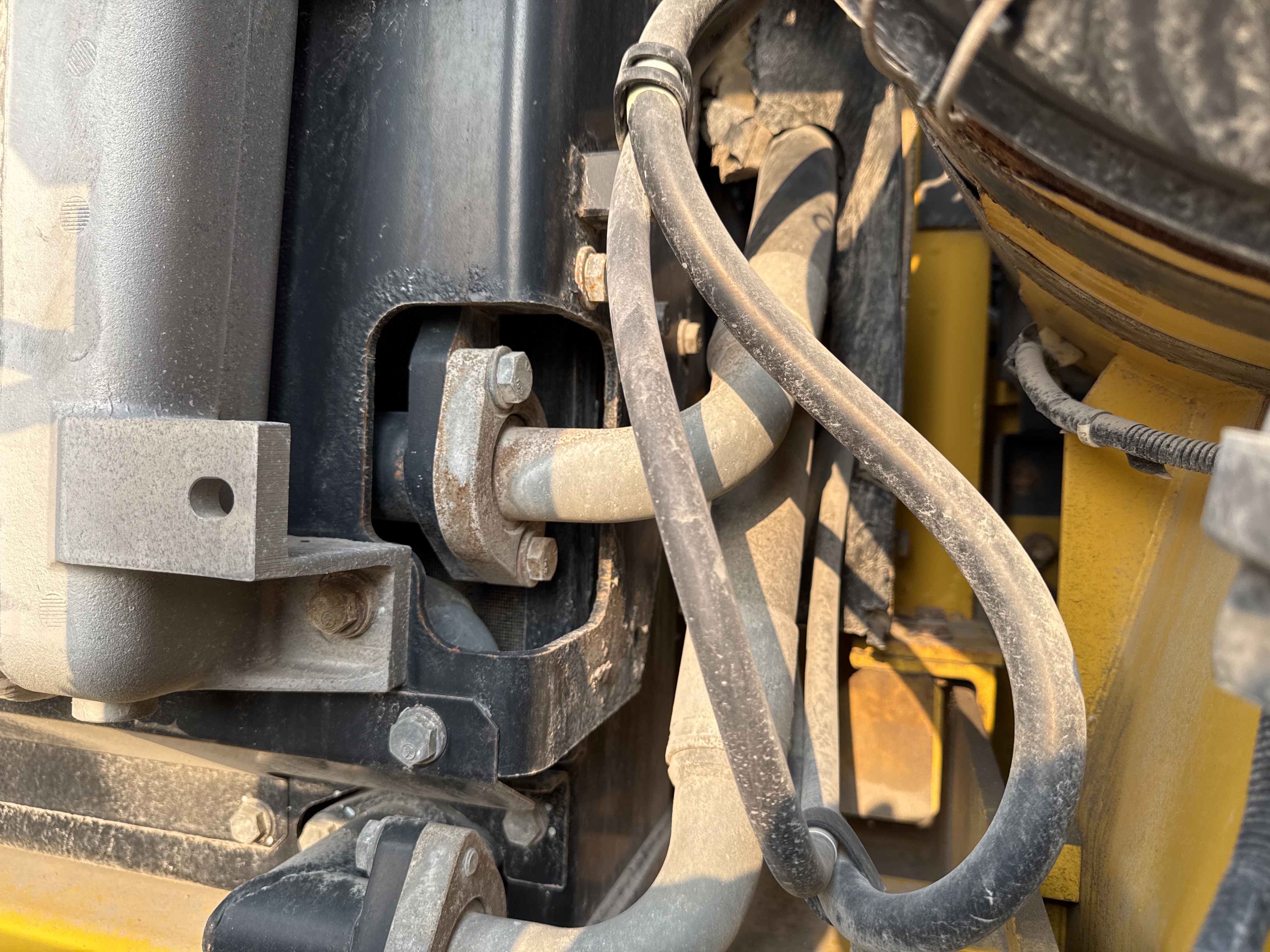 MDX-012-Komatsu-PC350LC-8-Medium-excavators-inspection-Engine-Hoses-2