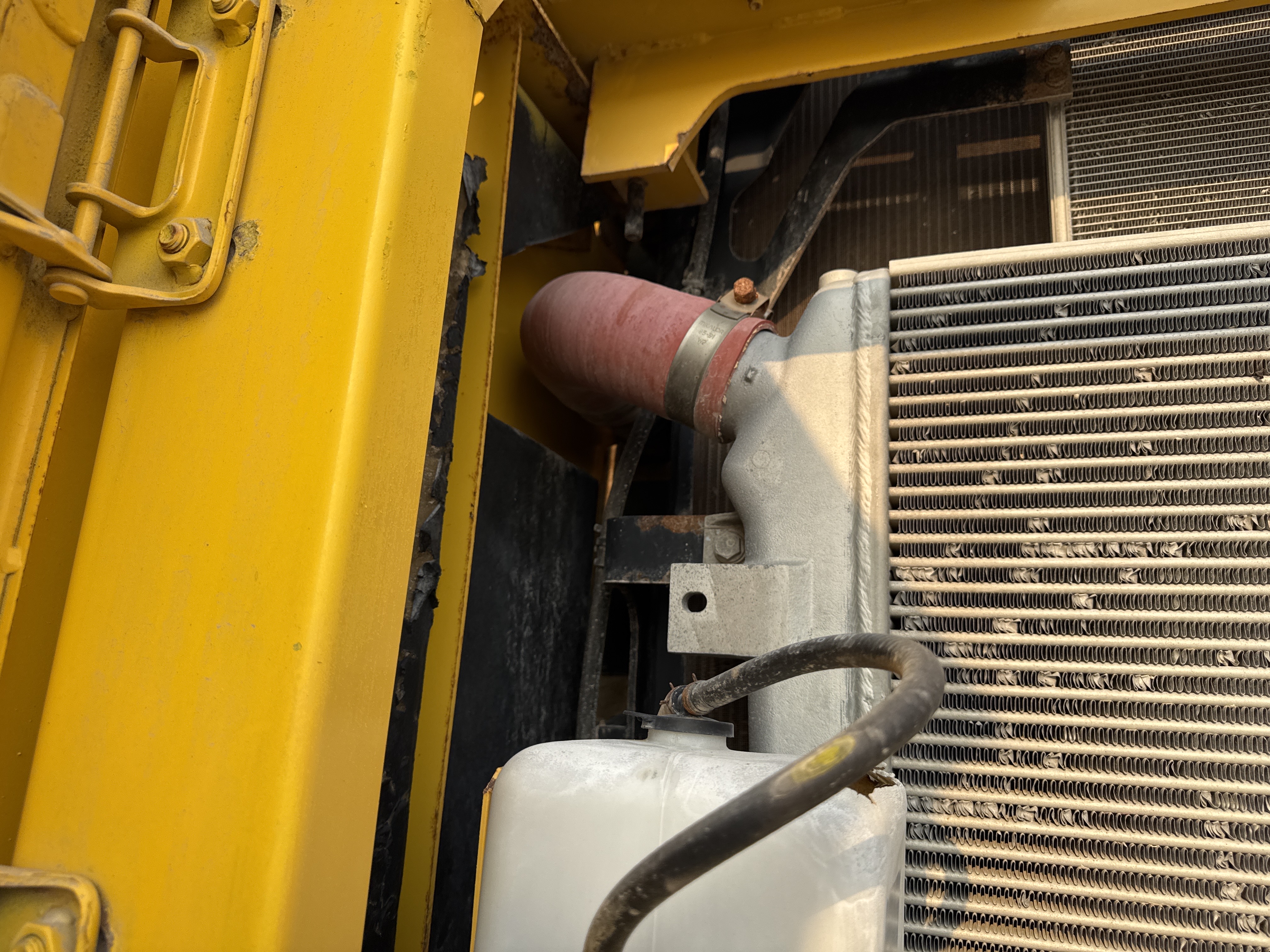 MDX-012-Komatsu-PC350LC-8-Medium-excavators-inspection-Engine-Hoses-2