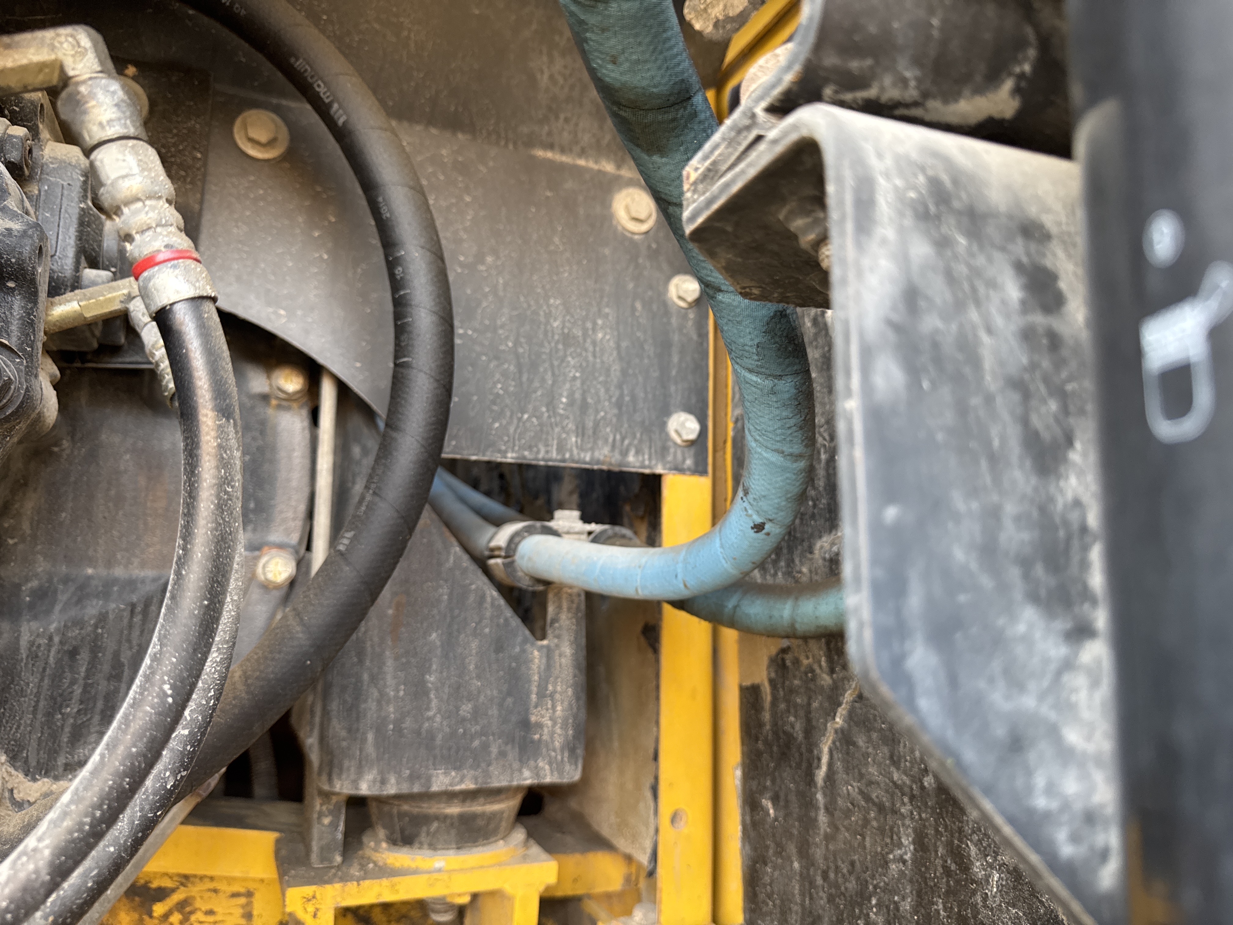 MDX-012-Komatsu-PC350LC-8-Medium-excavators-inspection-Engine-Hoses-2
