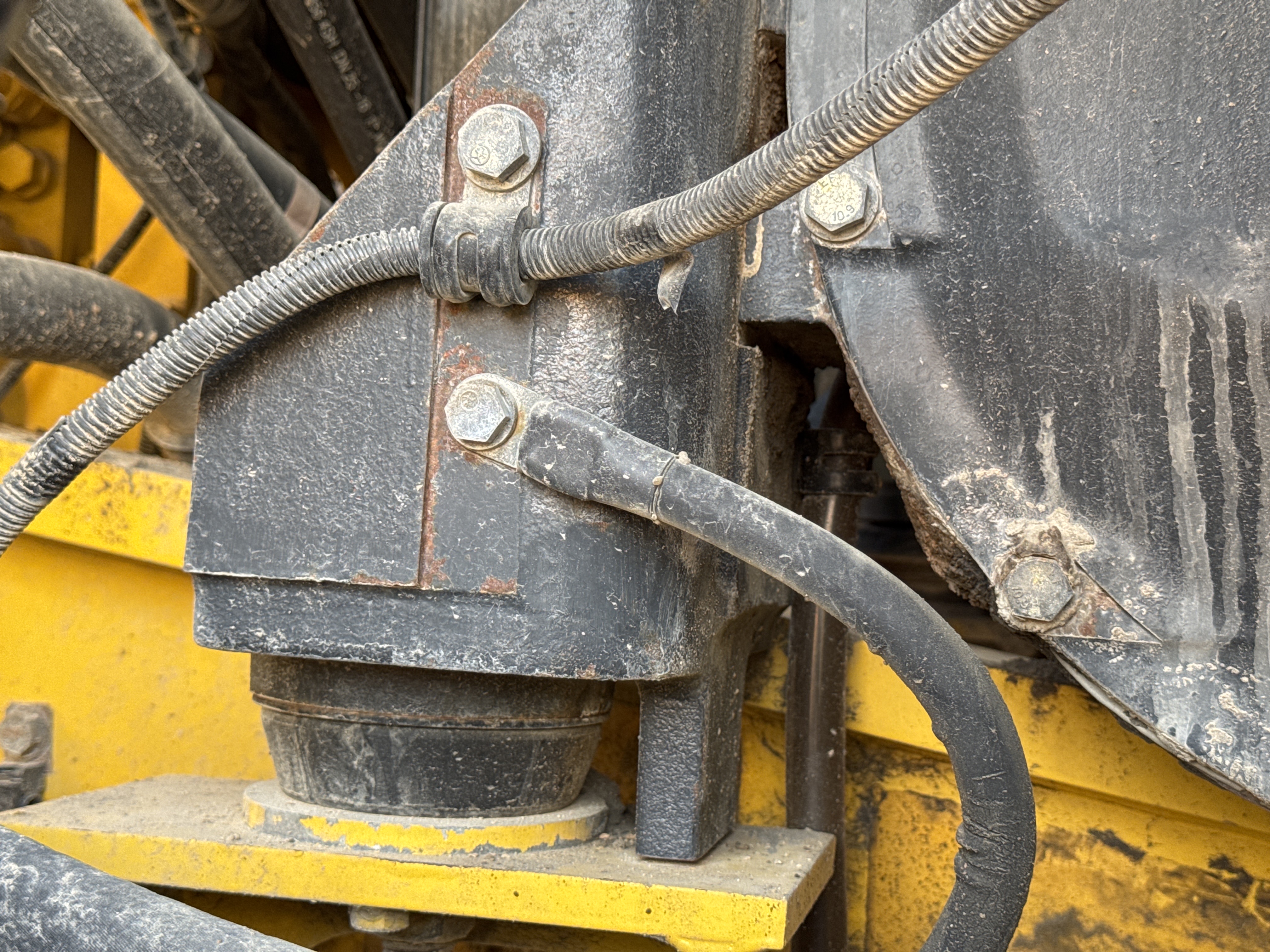 MDX-012-Komatsu-PC350LC-8-Medium-excavators-inspection-Engine-Hoses-2
