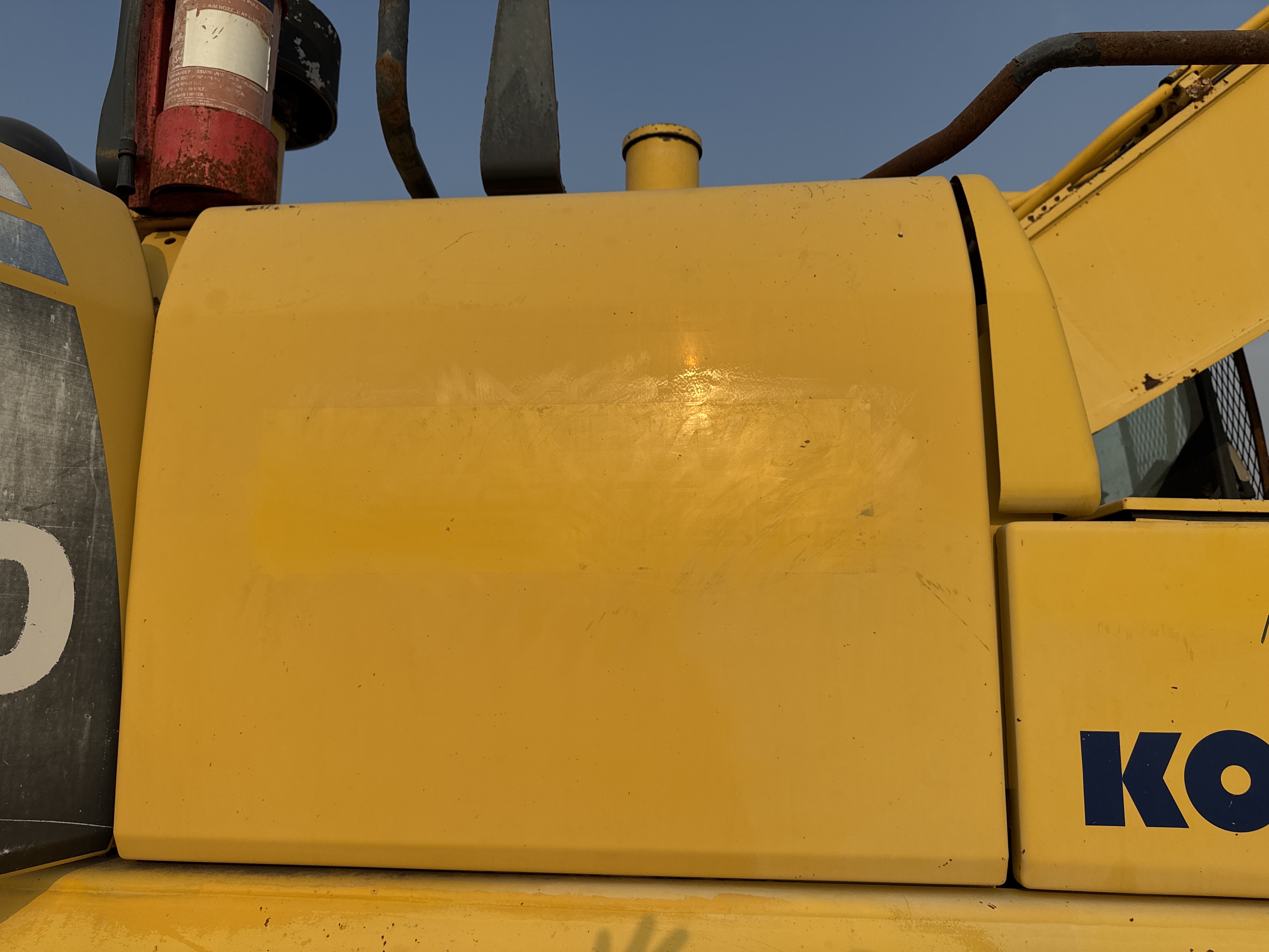 MDX-012-Komatsu-PC350LC-8-Medium-excavators-inspection-Engine-Fuel-tank-2