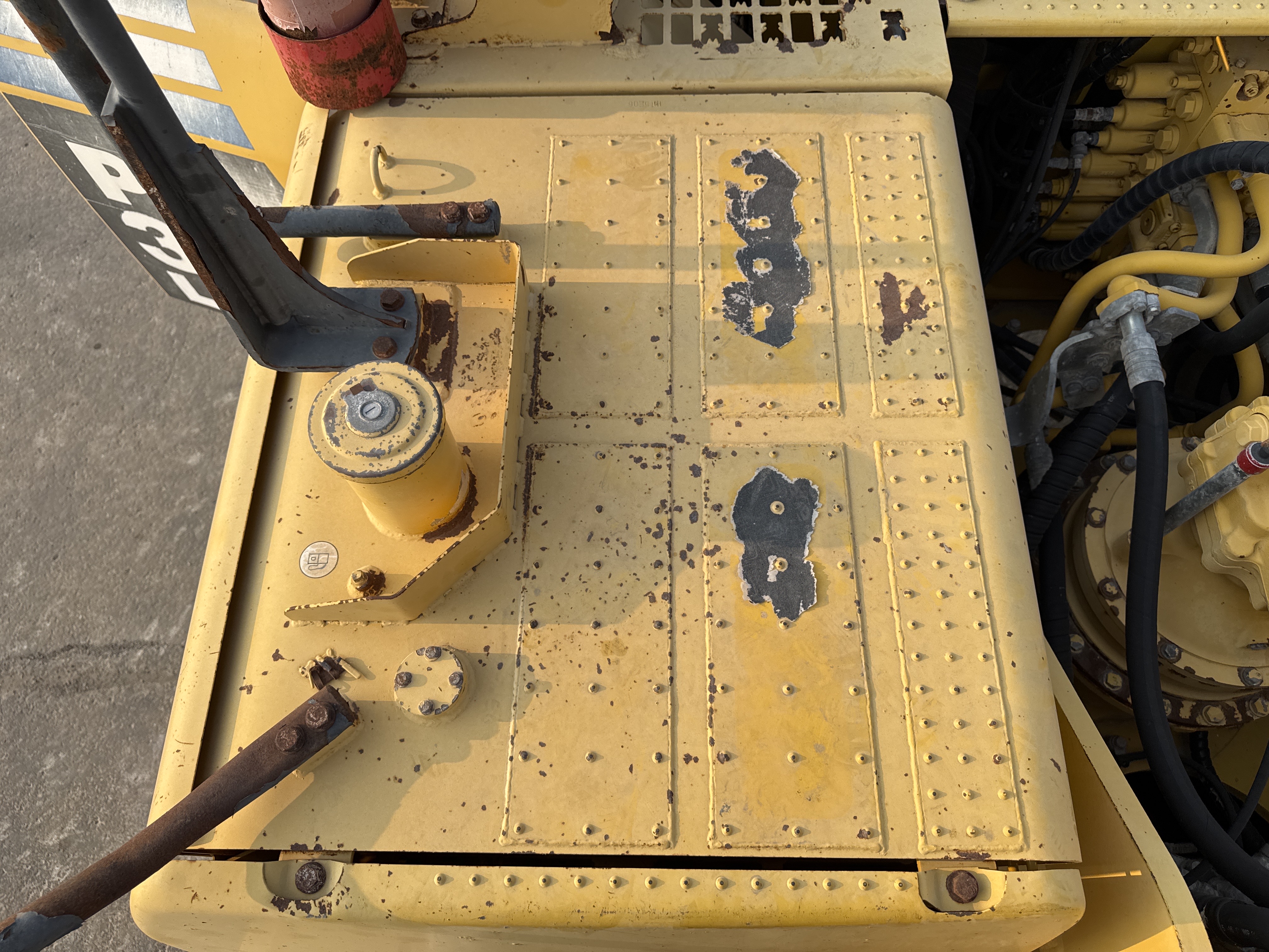 MDX-012-Komatsu-PC350LC-8-Medium-excavators-inspection-Engine-Fuel-tank-2