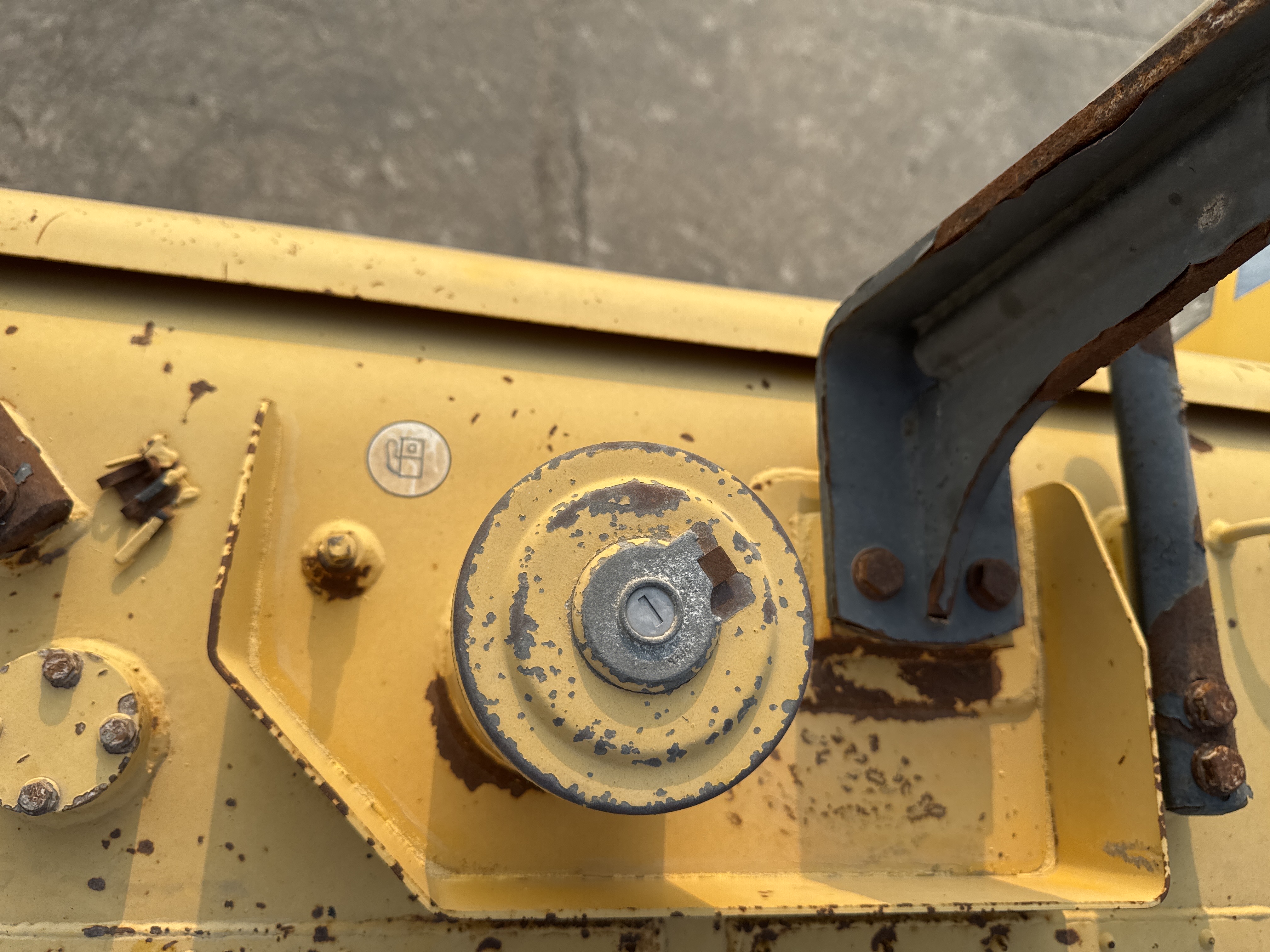 MDX-012-Komatsu-PC350LC-8-Medium-excavators-inspection-Engine-Fuel-tank-2
