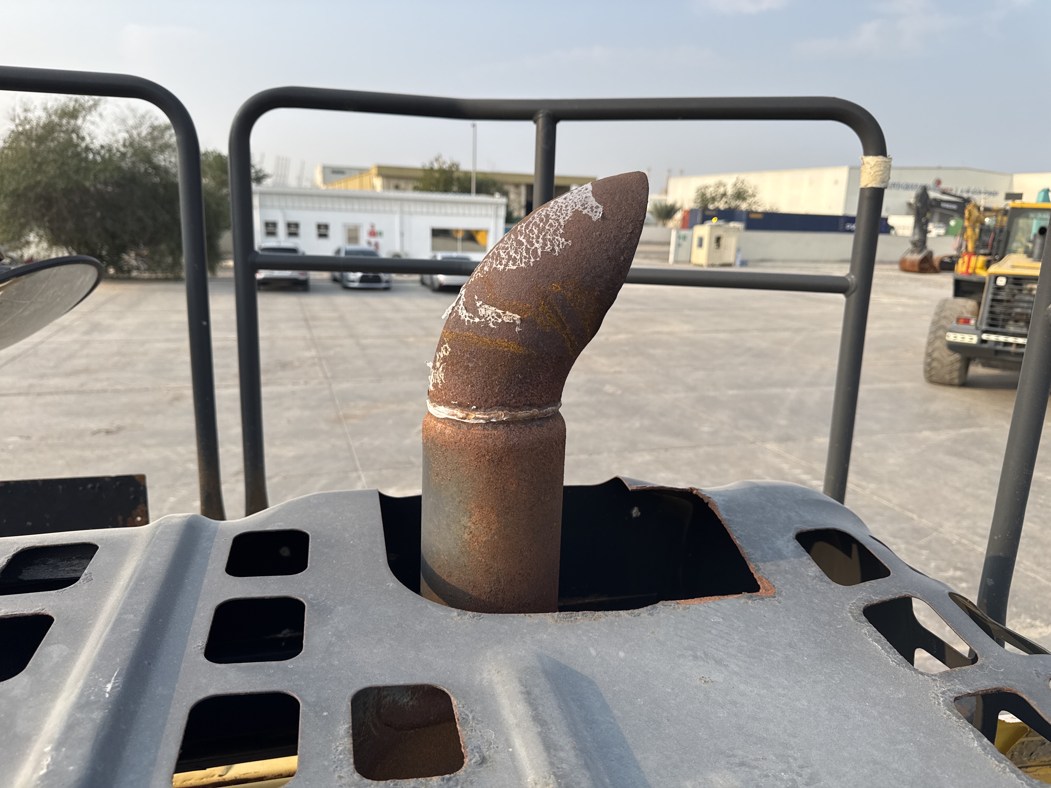 MDX-012-Komatsu-PC350LC-8-Medium-excavators-inspection-Engine-Exhaust-system-2