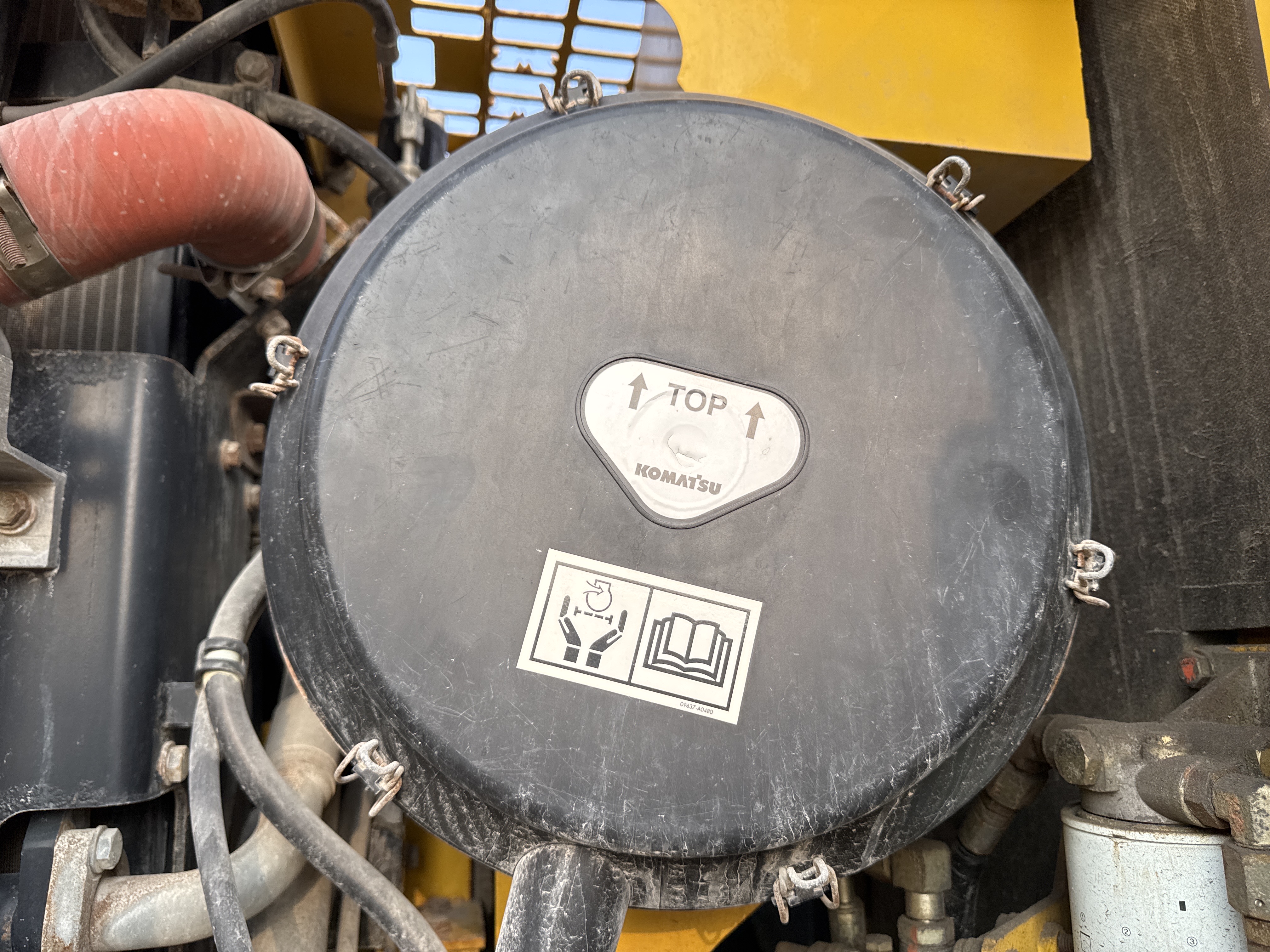 MDX-012-Komatsu-PC350LC-8-Medium-excavators-inspection-Engine-Air-intake-system-2