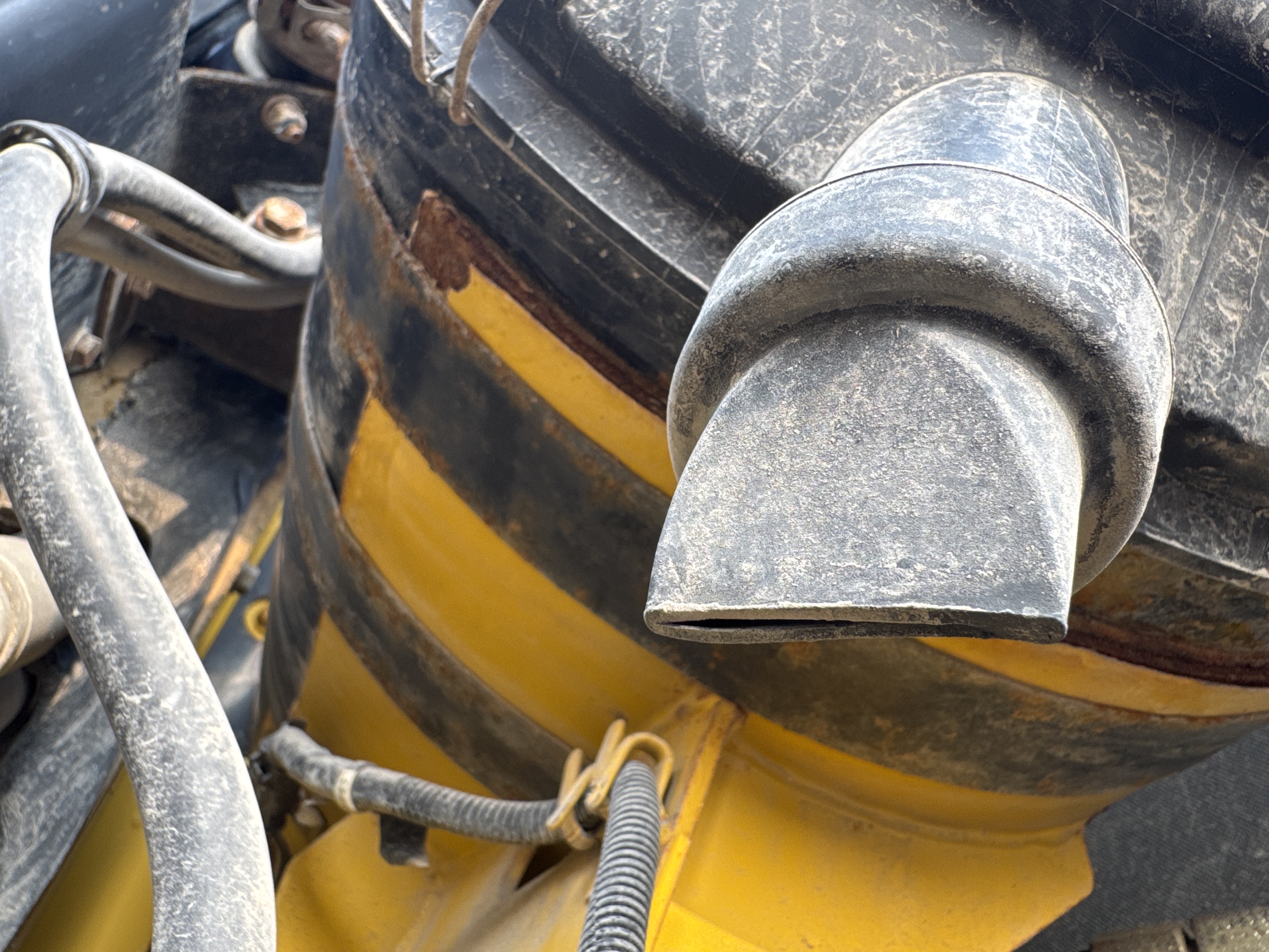 MDX-012-Komatsu-PC350LC-8-Medium-excavators-inspection-Engine-Air-intake-system-2