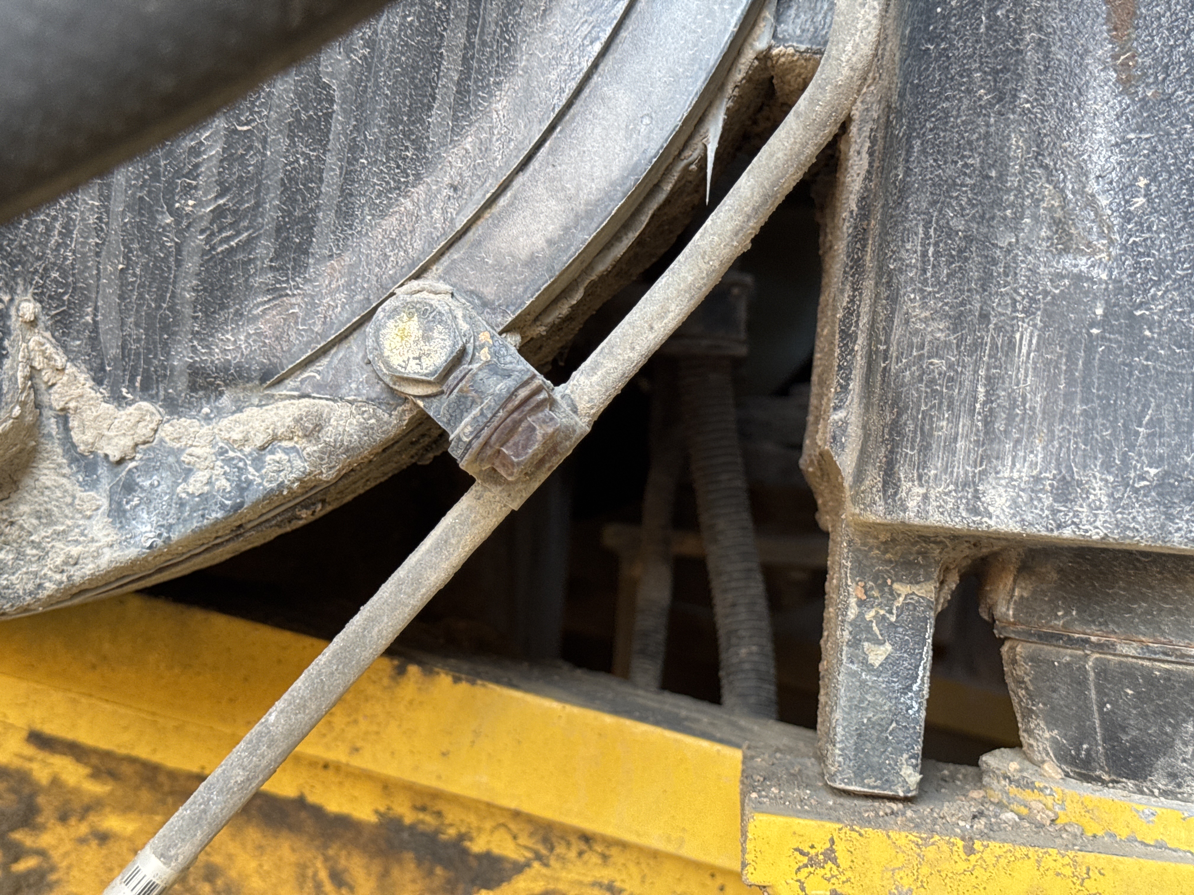 MDX-012-Komatsu-PC350LC-8-Medium-excavators-inspection-Engine-Engine-oil-leaks-2