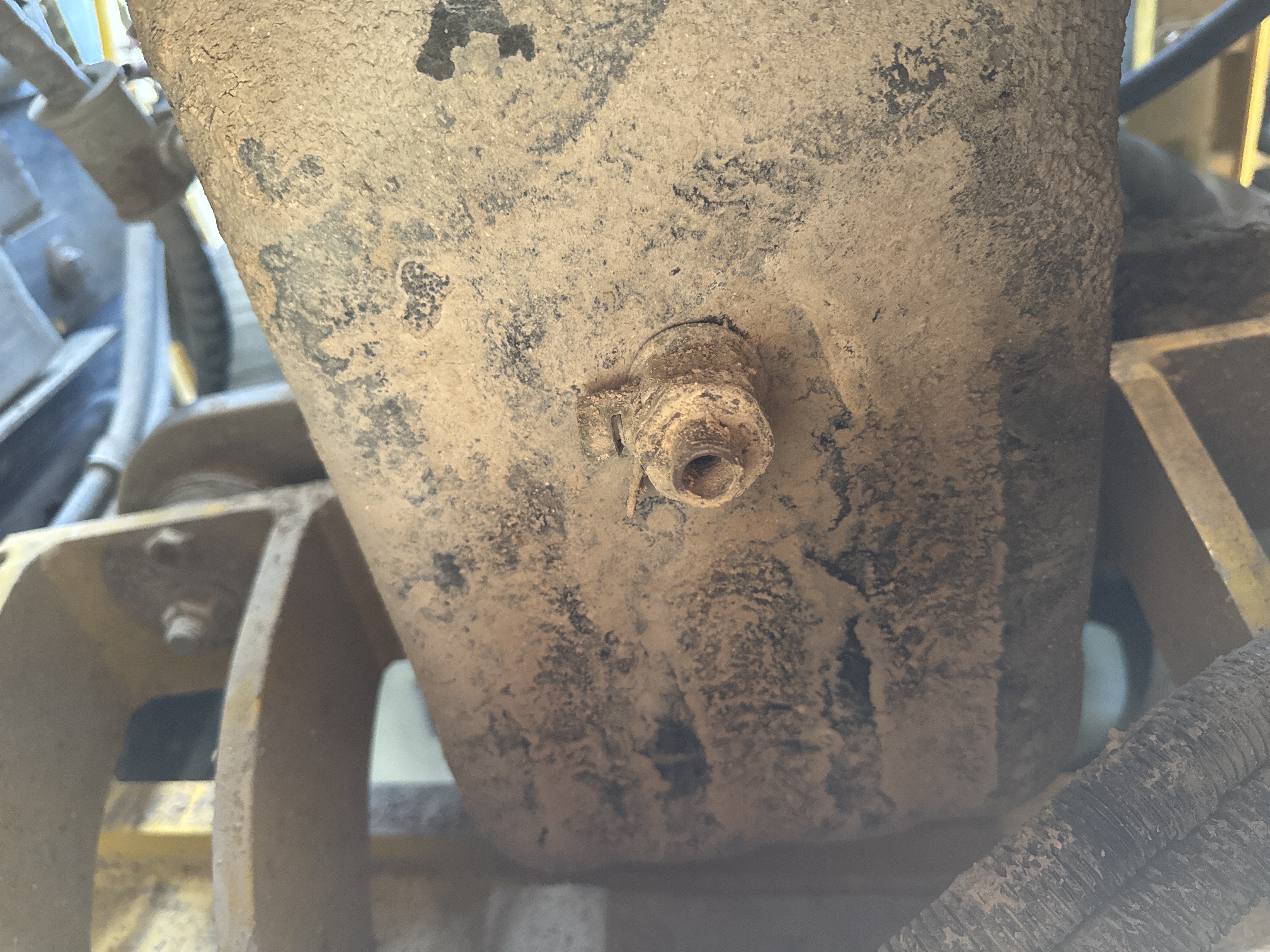 MDX-012-Komatsu-PC350LC-8-Medium-excavators-inspection-Engine-Engine-oil-leaks-2