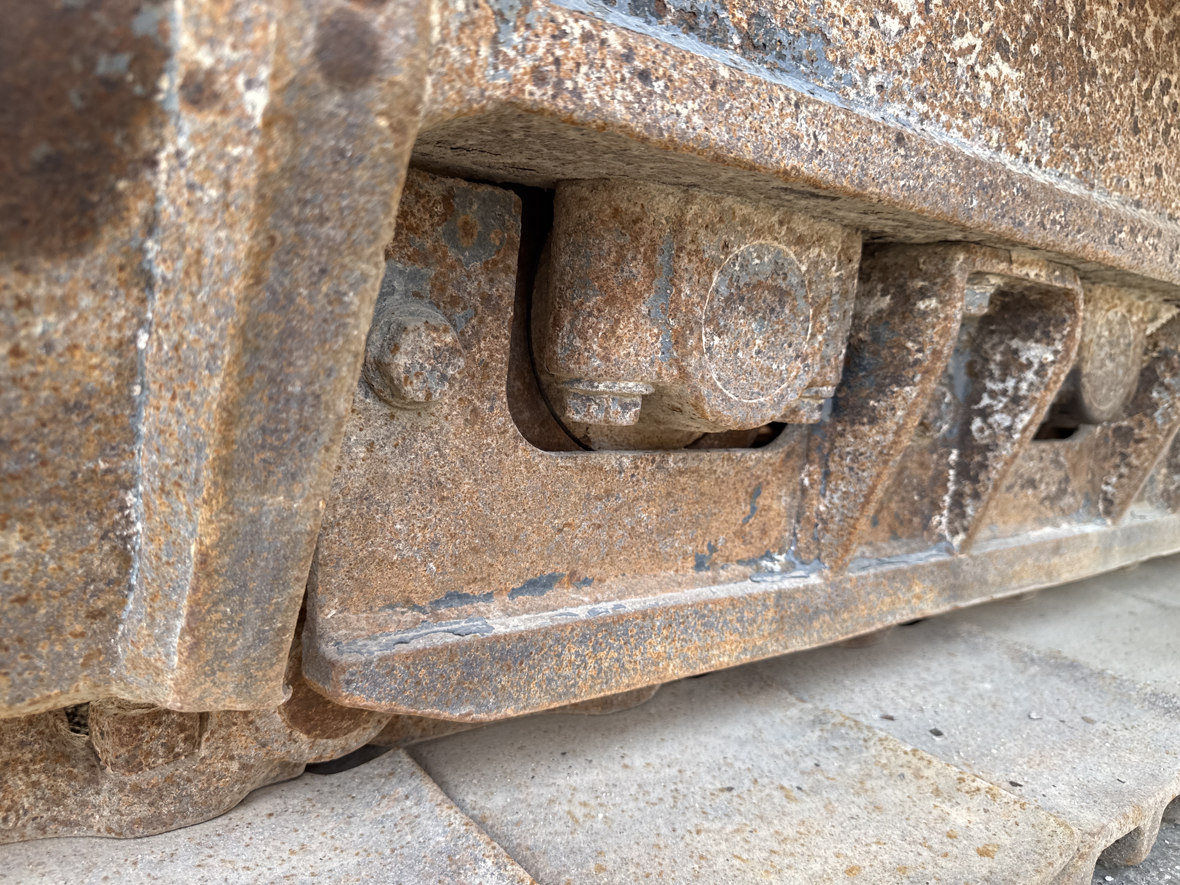 MDX-012-Komatsu-PC350LC-8-Medium-excavators-inspection-Undercarriage-Right-track-rollers-2