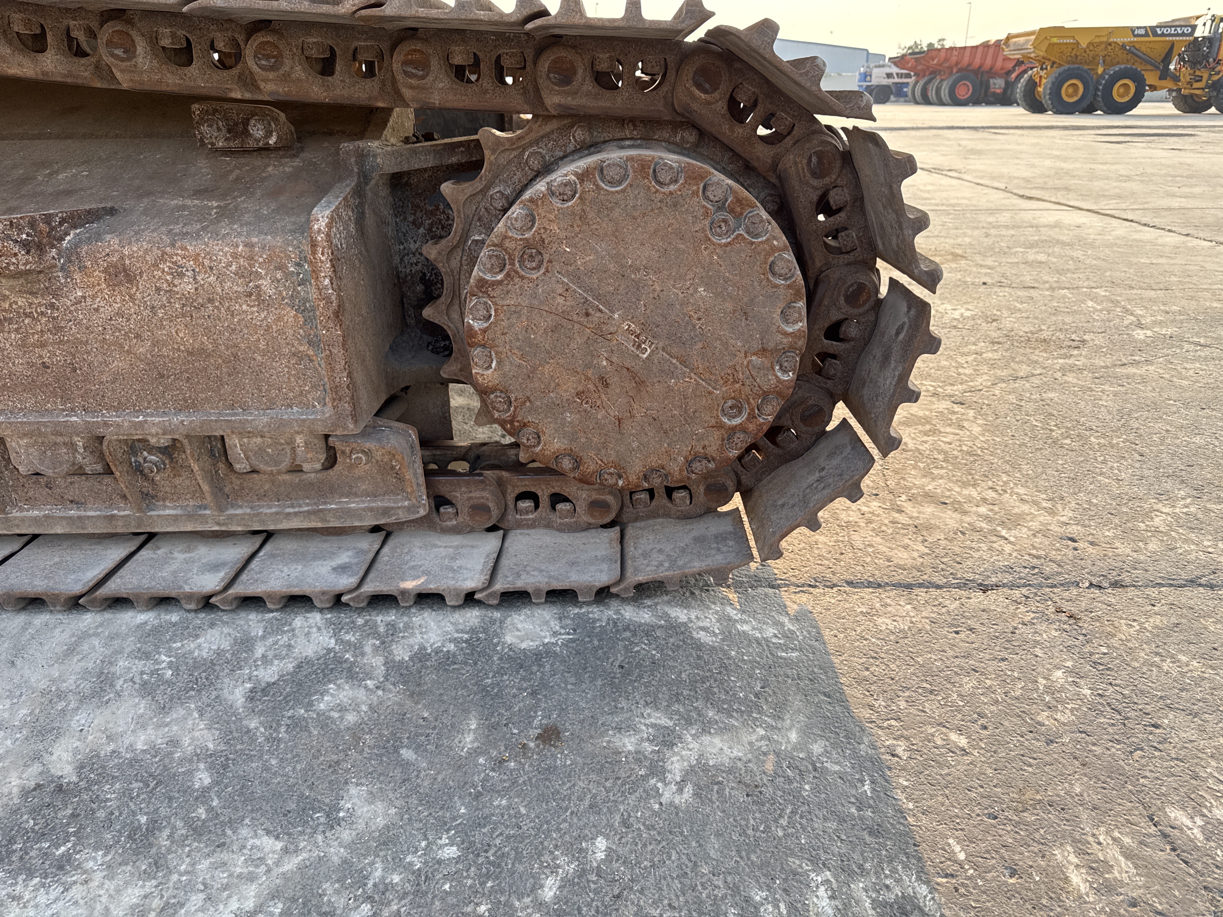 MDX-012-Komatsu-PC350LC-8-Medium-excavators-inspection-Undercarriage-Left-sprocket-2