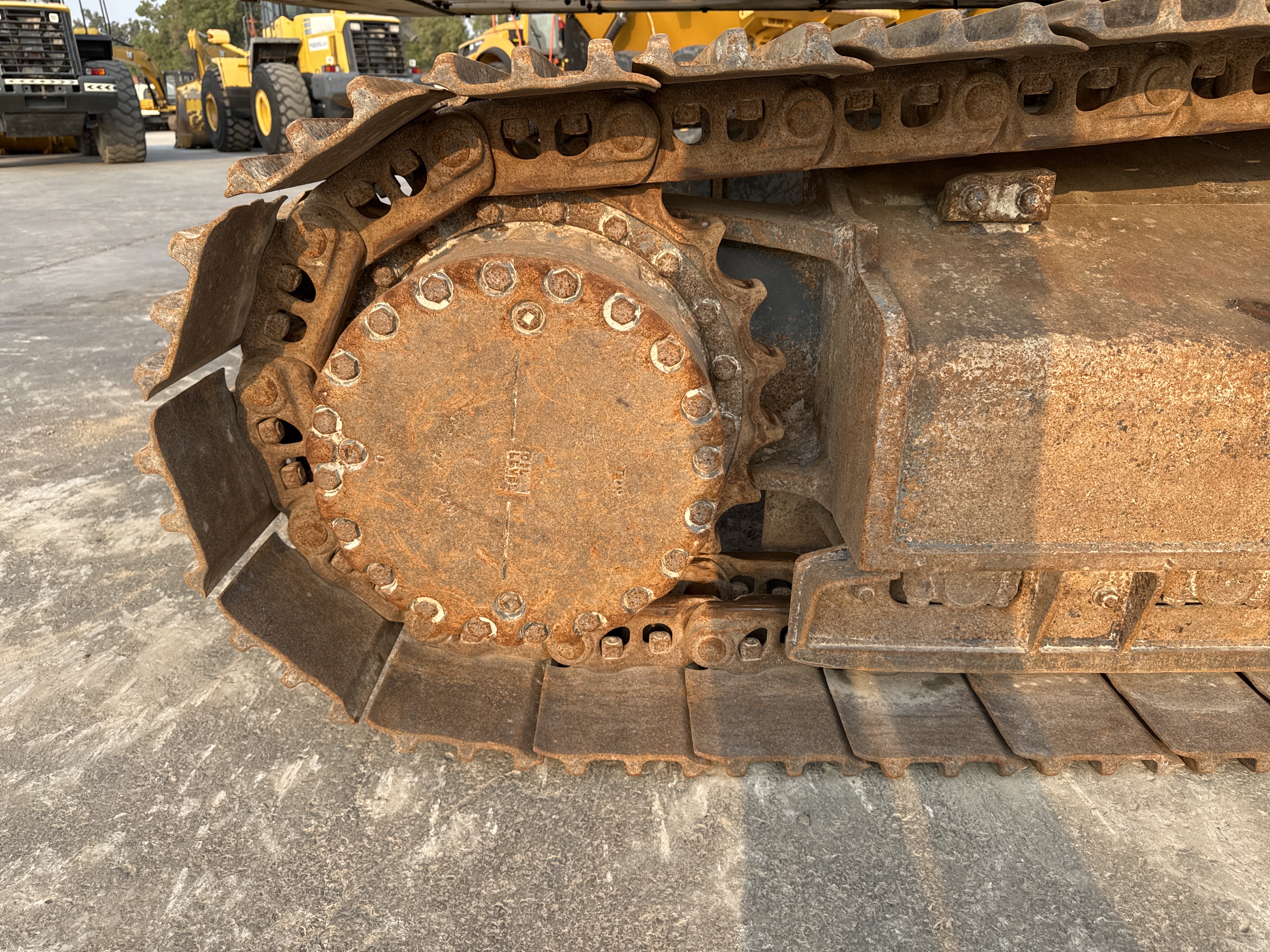 MDX-012-Komatsu-PC350LC-8-Medium-excavators-inspection-Undercarriage-Right-sprocket-2