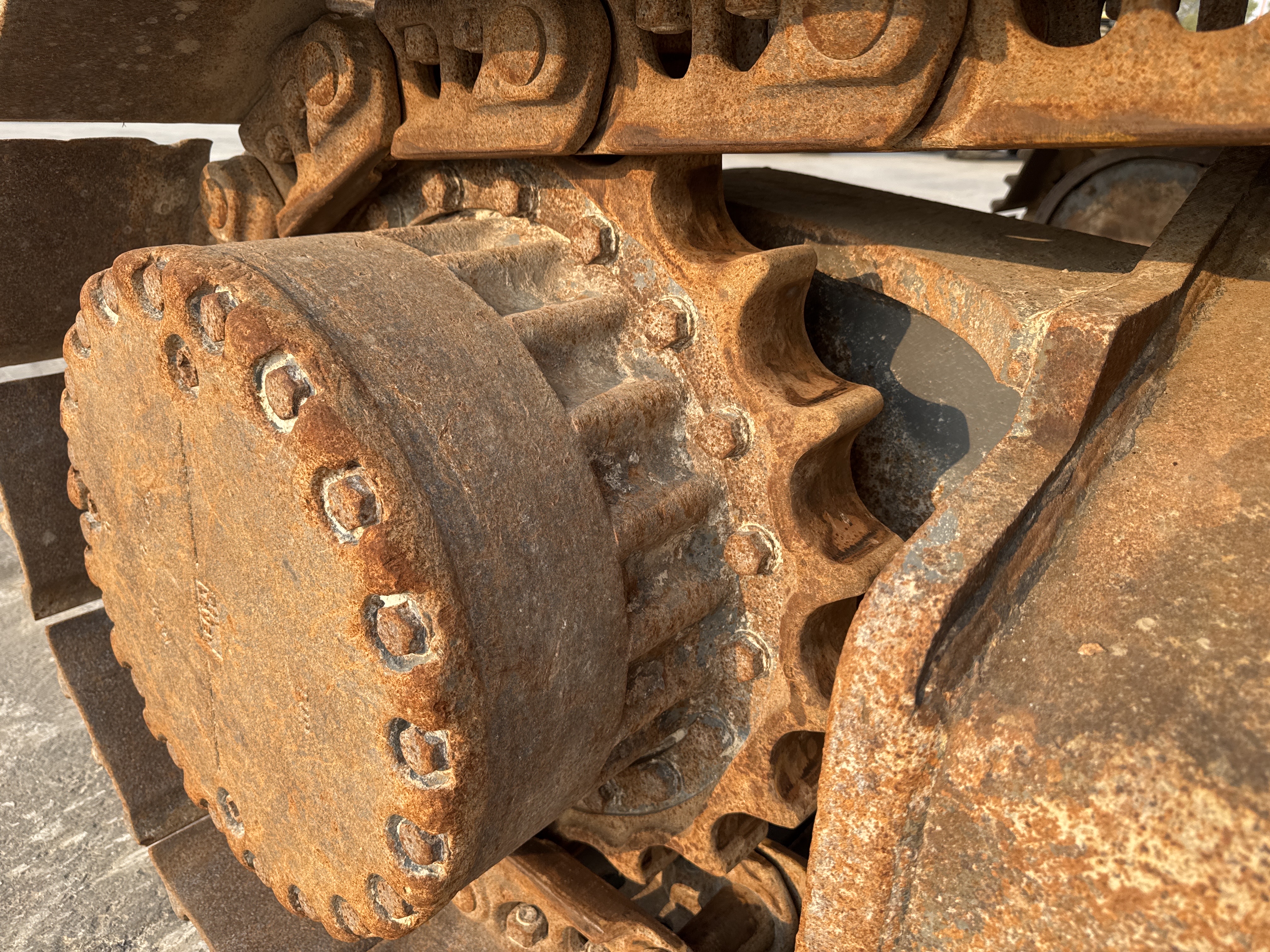 MDX-012-Komatsu-PC350LC-8-Medium-excavators-inspection-Undercarriage-Right-sprocket-2