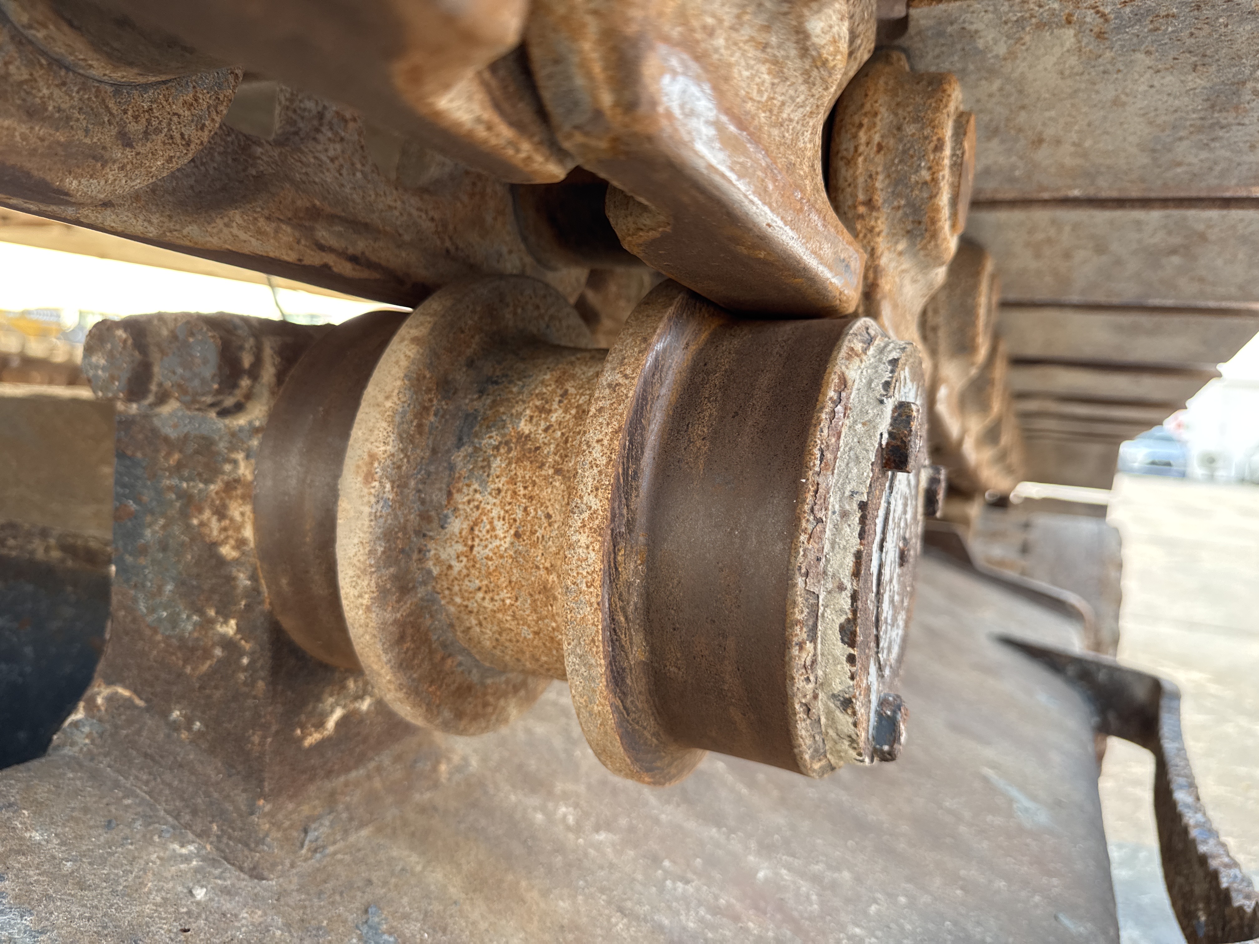 MDX-012-Komatsu-PC350LC-8-Medium-excavators-inspection-Undercarriage-Left-carrier-rollers-2