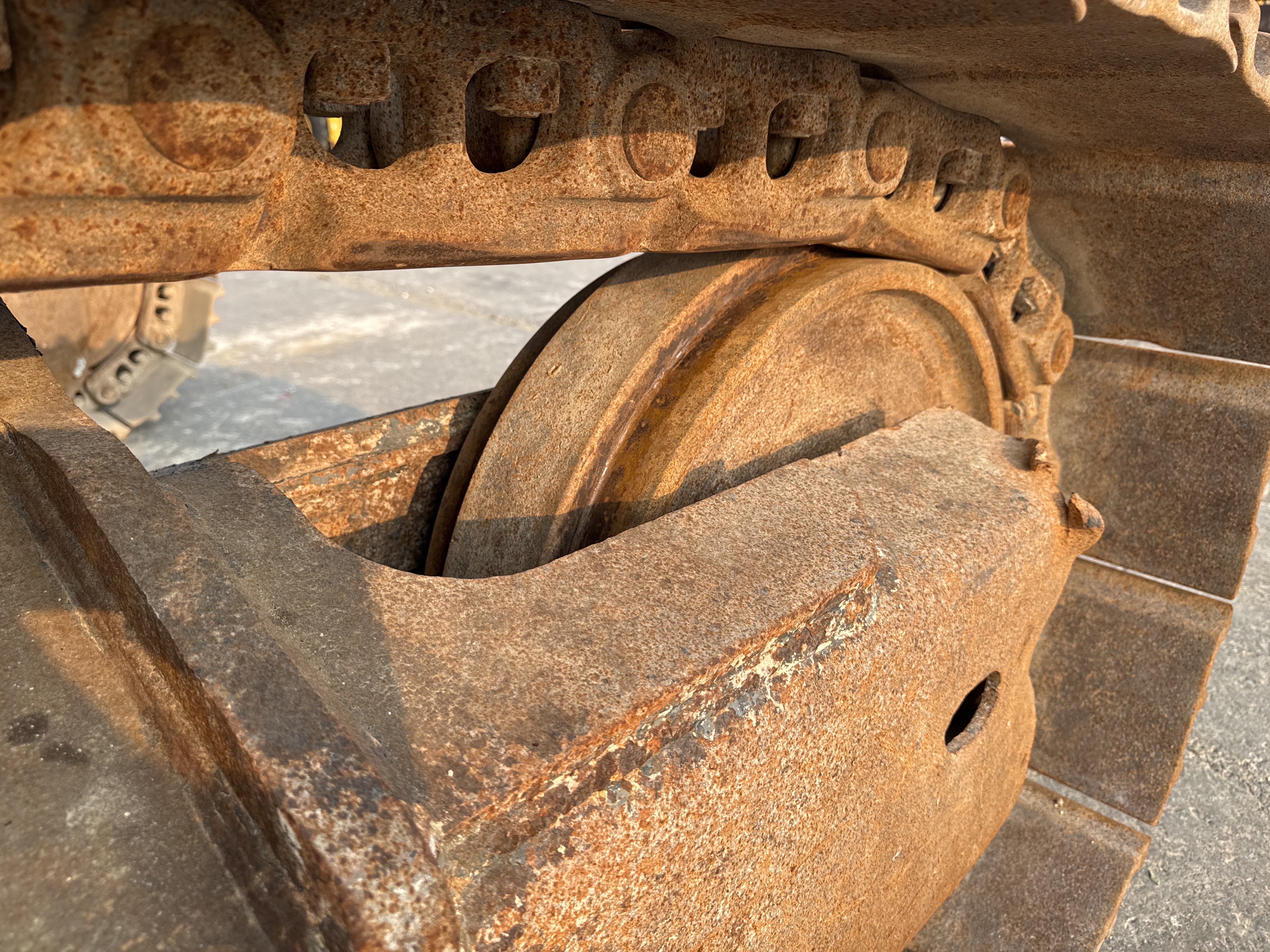 MDX-012-Komatsu-PC350LC-8-Medium-excavators-inspection-Undercarriage-Right-idler-2