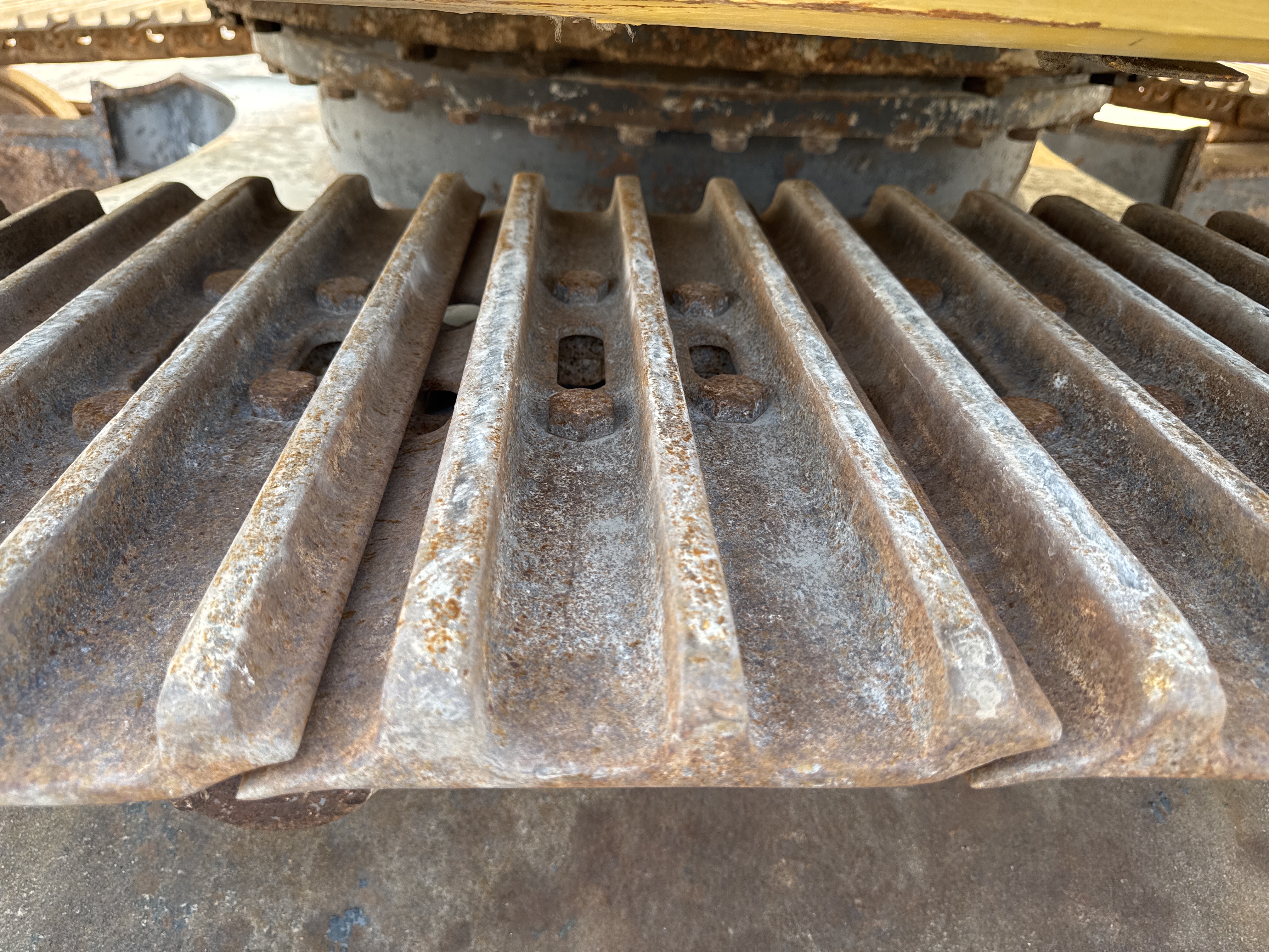 MDX-012-Komatsu-PC350LC-8-Medium-excavators-inspection-Undercarriage-Left-track-shoes-2