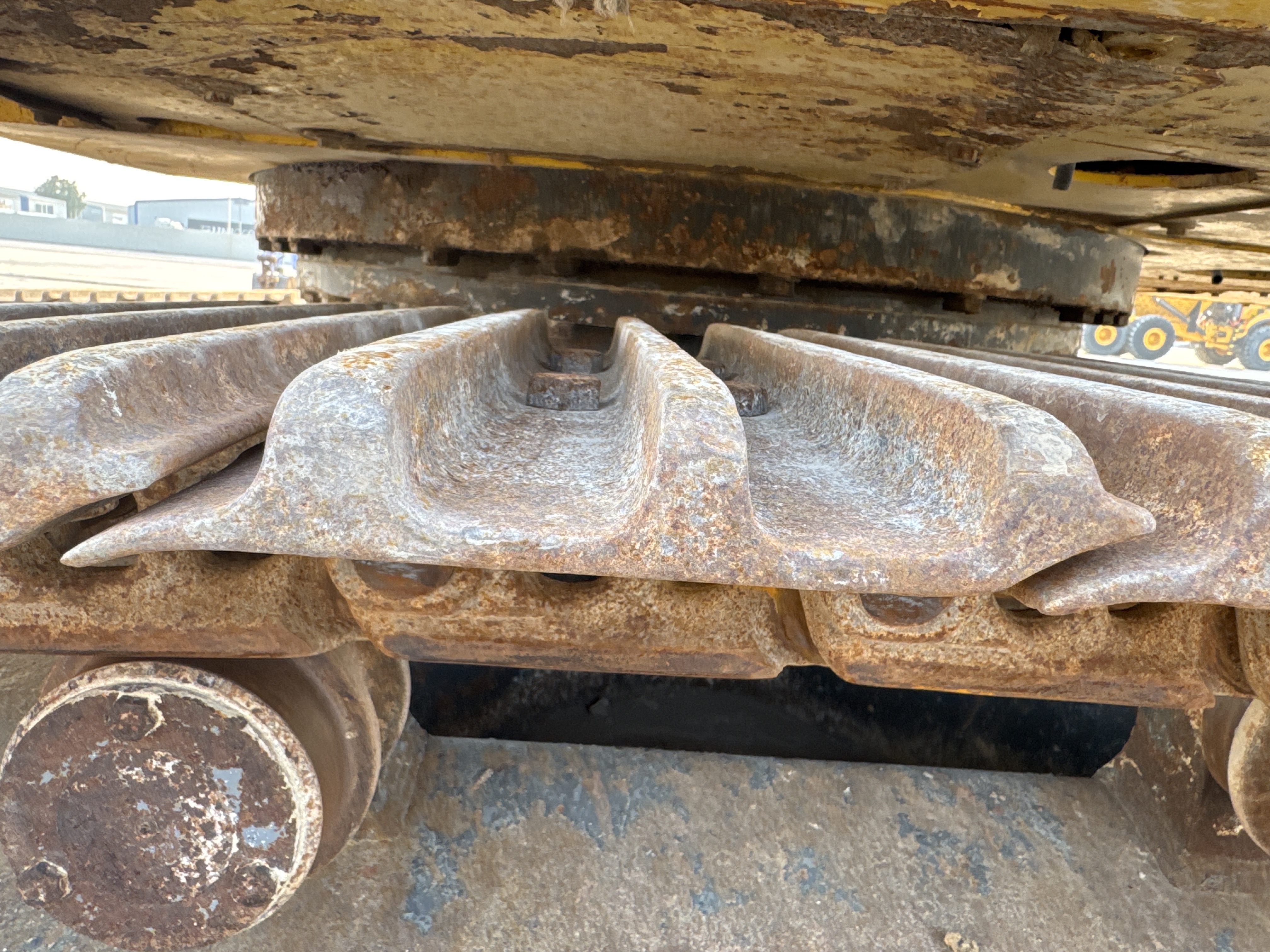 MDX-012-Komatsu-PC350LC-8-Medium-excavators-inspection-Undercarriage-Left-track-shoes-2